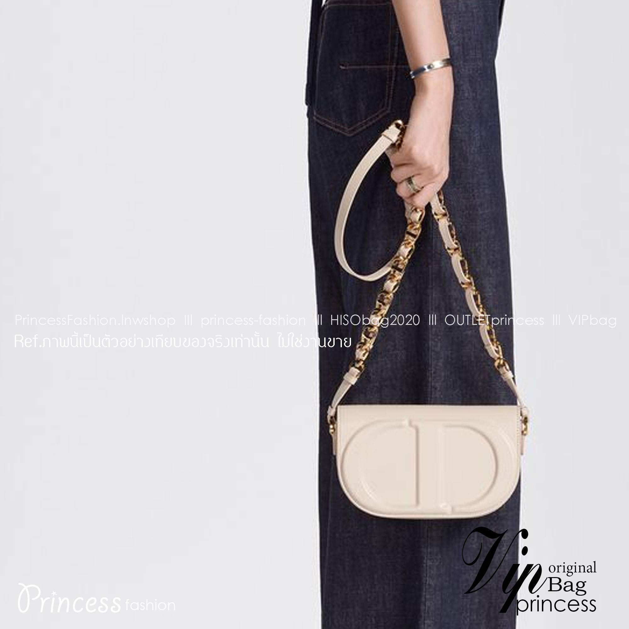 DIOR CD Signature Bag with Strap / CD OVAL CAMERA BAG / Dior Camera Bag ดีไซส์ใหม่ล่าสุด บ่งบอกถึงความหรู แต่ใช้งานได้โอกาส ใช้ได้ทั้งชายหญิง กระเป๋าสะพายทรงกล้อง ขนาดกะทัดรัด ไซส์สะพายคล่องตัว สีผู้ดีมากๆ