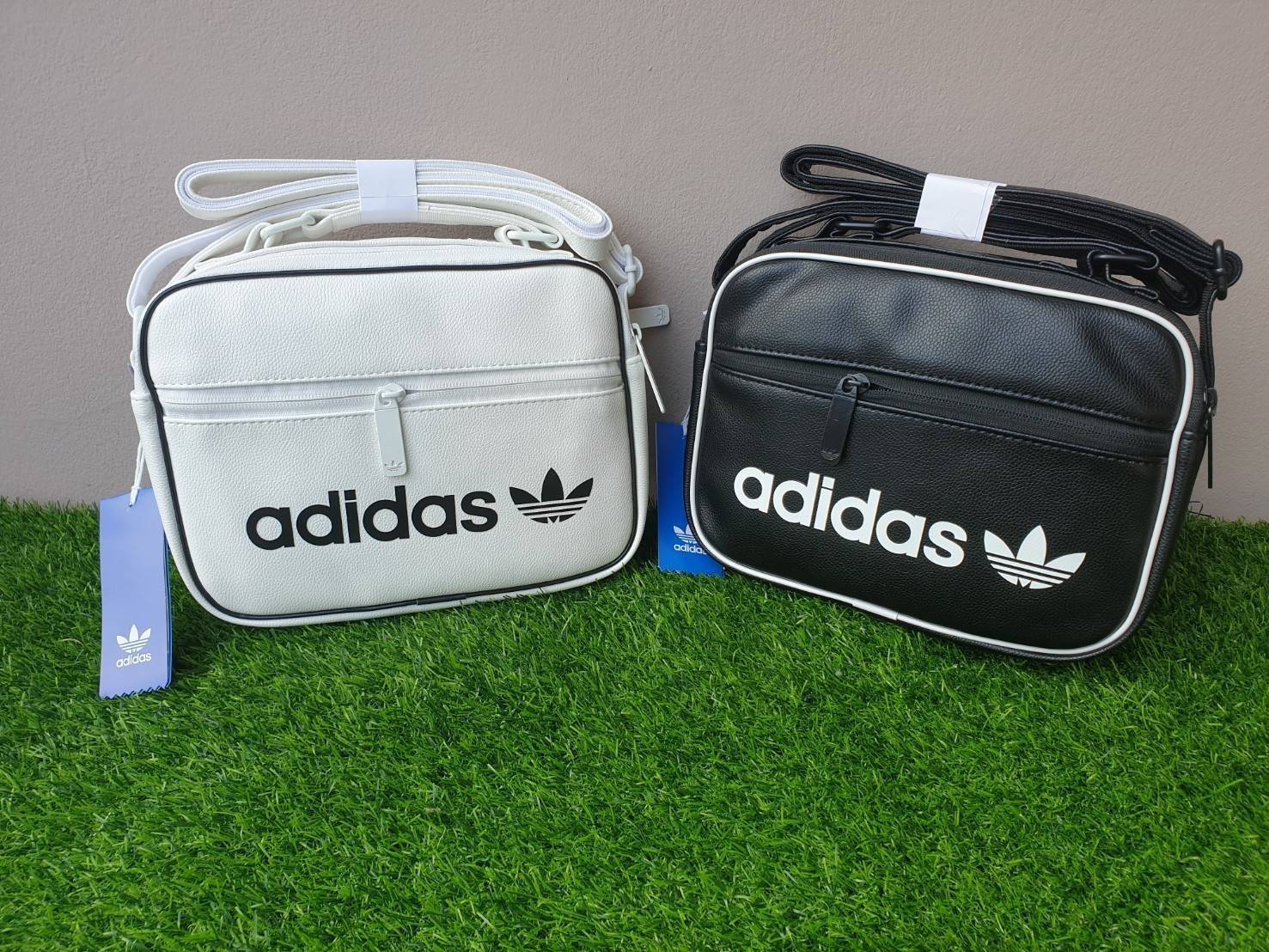ADIDAS MINI AIRLINE VINT BAG กระเป๋าถือหรือสะพายทรง sport วัสดุ pu. นิ่ม น้ำหนักเบา ทรงสวย classic ด้านหน้ามีช่อง ซิปด้านบนแบ่ง 2 ช่องใหญ่ จุได้เยอะ ใส่ wallet ยาว, mini iPad ได้ mini พร้อมสายยาวปรับ freesize ค่ะ