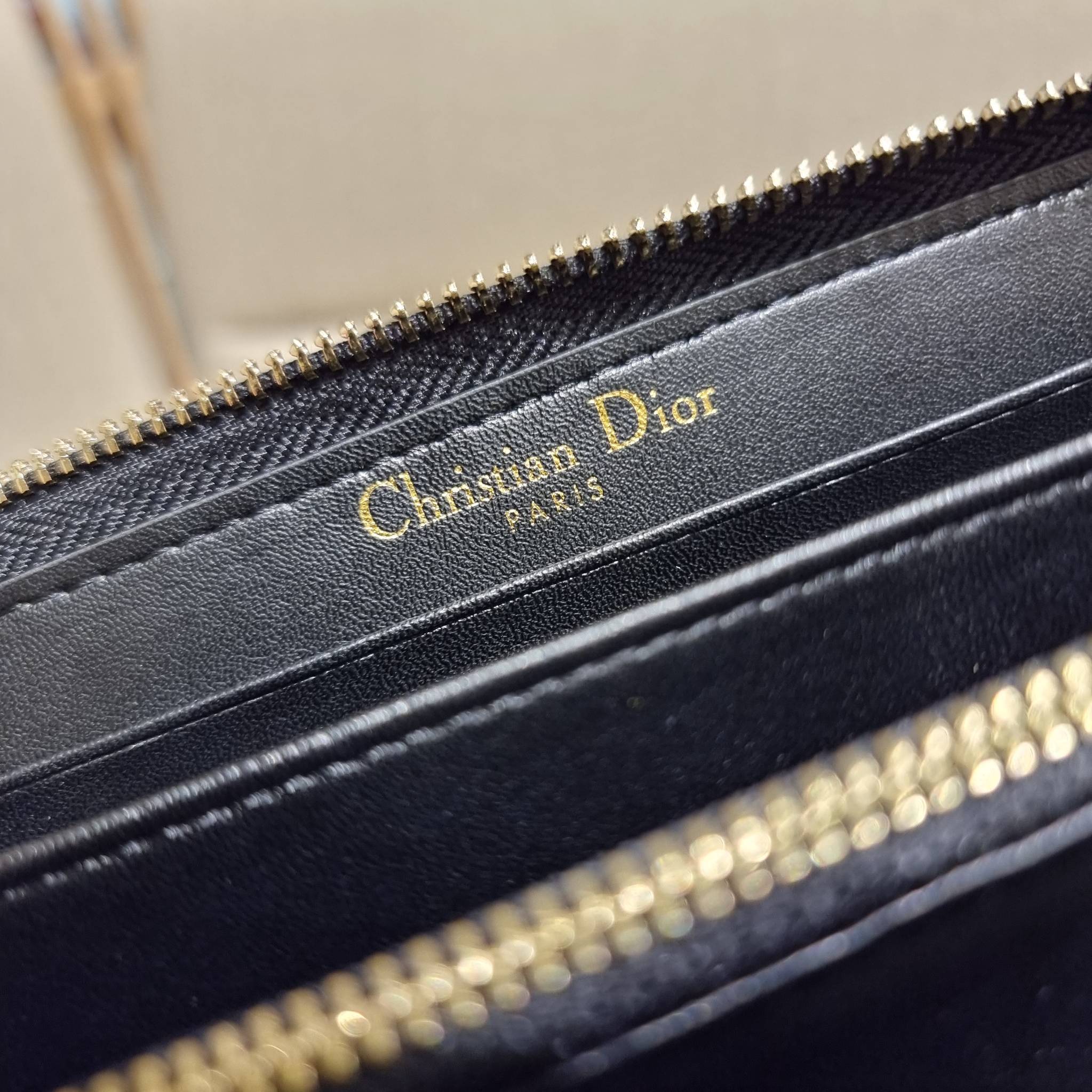 VIP 】CD LONG WALLET WITH GWP ใหม่ล่าสุด กระเป๋าสตางค์ใบยาว พิเศษจาก duty free ใบจริงสวยคม ใช้แล้วรับทรัพย์ ขับผิว วัสดุหนังแท้เต็มใบ สัมผัสดีงาม เปิด-ปิดด้วยซิปรอบ ภายในใส่บัตรได้เยอะ ใส่ธนบัตรได้เต็มที่ มีช่องซิปใส่เหรียญได้ พร้อมส่งความสวยถึงบ้านแบบครบเ