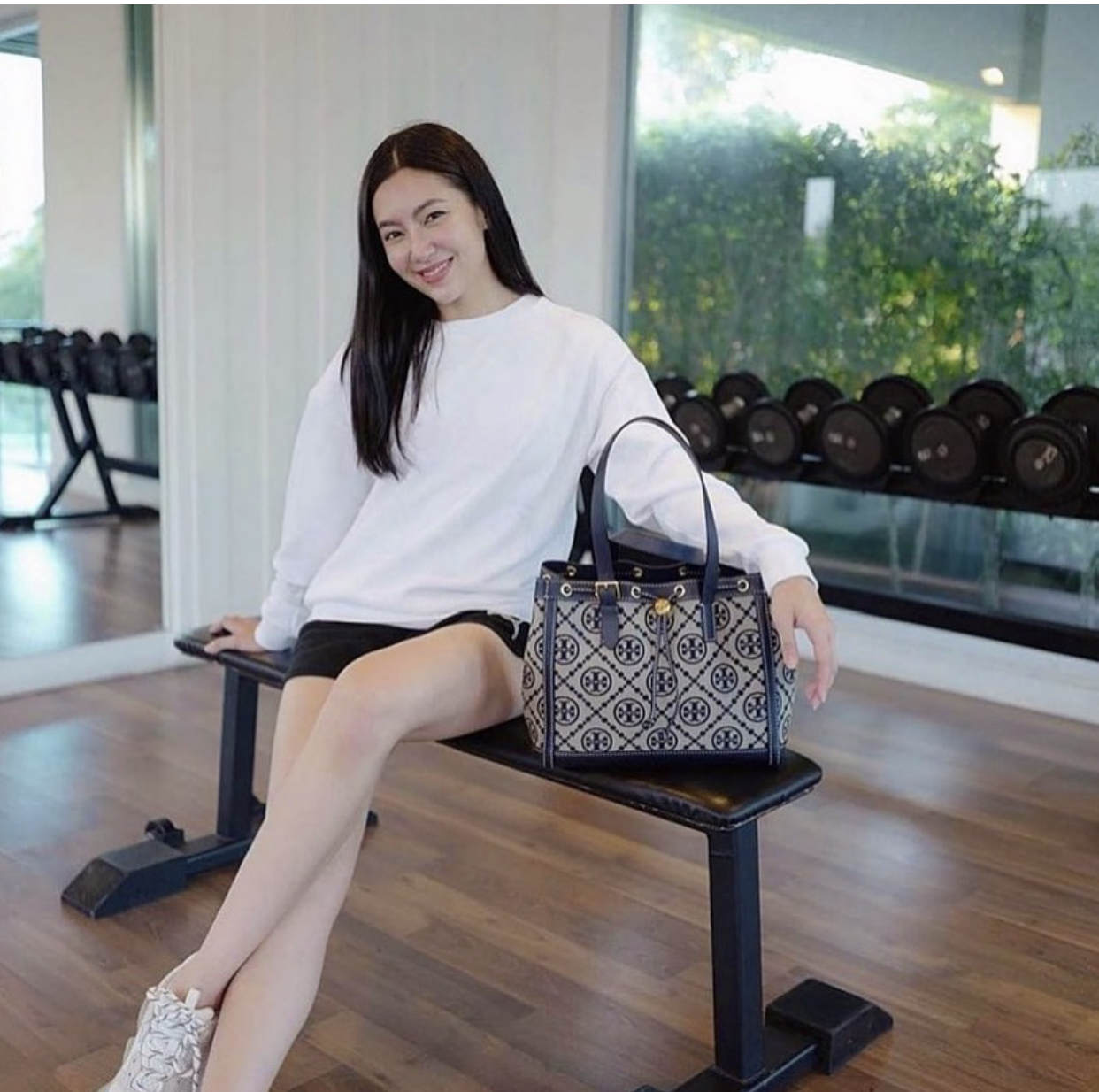 Tory burch T- Monogram Jacquard Embroidered Small Tote กระเป๋าถือหรือสะพายไหล่ วัสดุ Canvas ปักษ์ลายแบรนด์ ในคอลเล็คชั่น Spirit/Summer2021ปักษ์ลายความเป็นธรรมชาติ ประณีต อะไหล่ทองสวยหรู