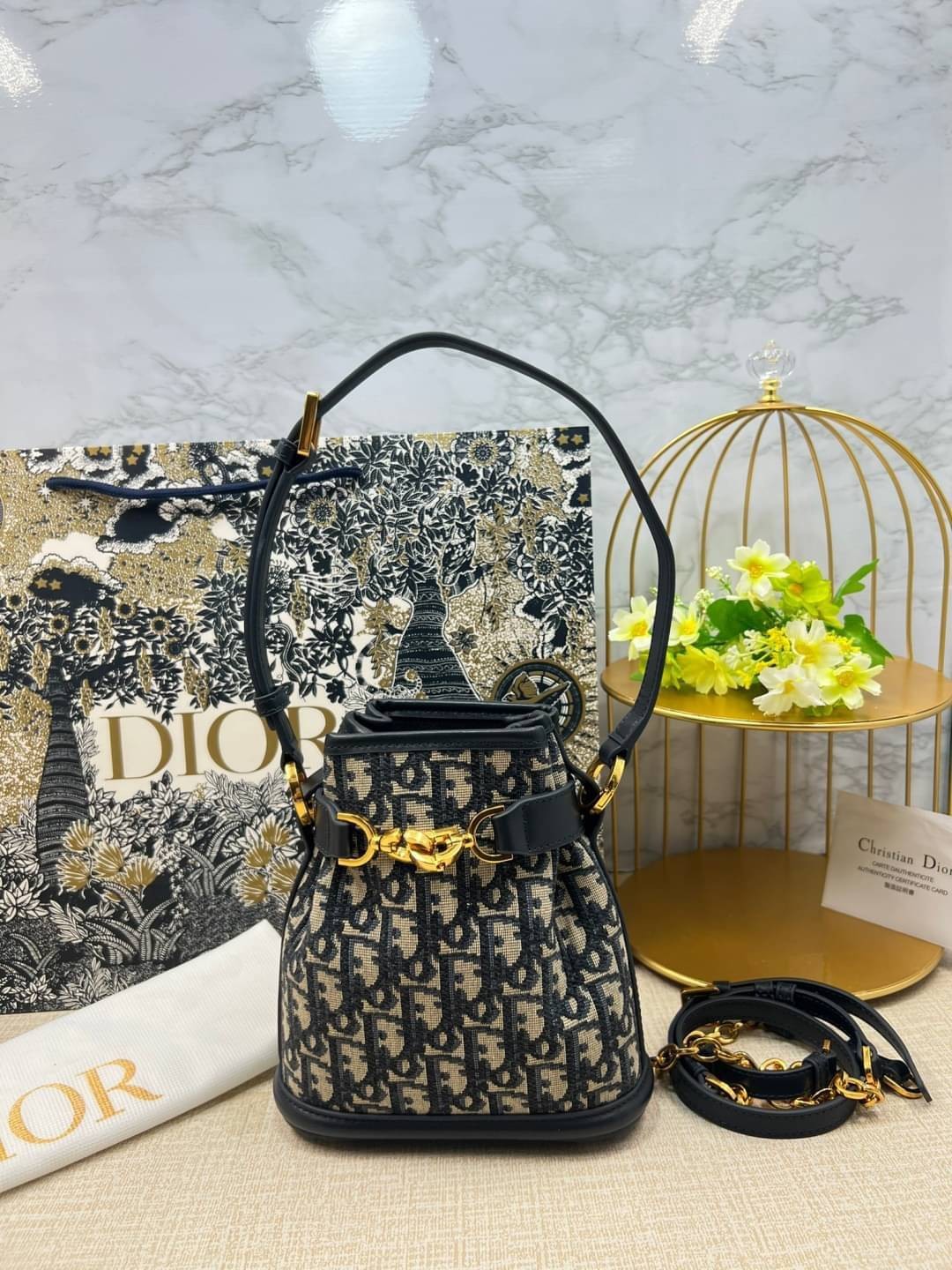DIOR SMALL C'EST 17 cm / Dior bucket bag รุ่นใหม่สวยหรู ดูแพงมากค่ะ กระเป๋าสะพายบัคเก็ต รูปทรงคลาสสิค ใช้งานง่ายภายในโล่งกว้างมาก สวยมาก ควรมีค่า