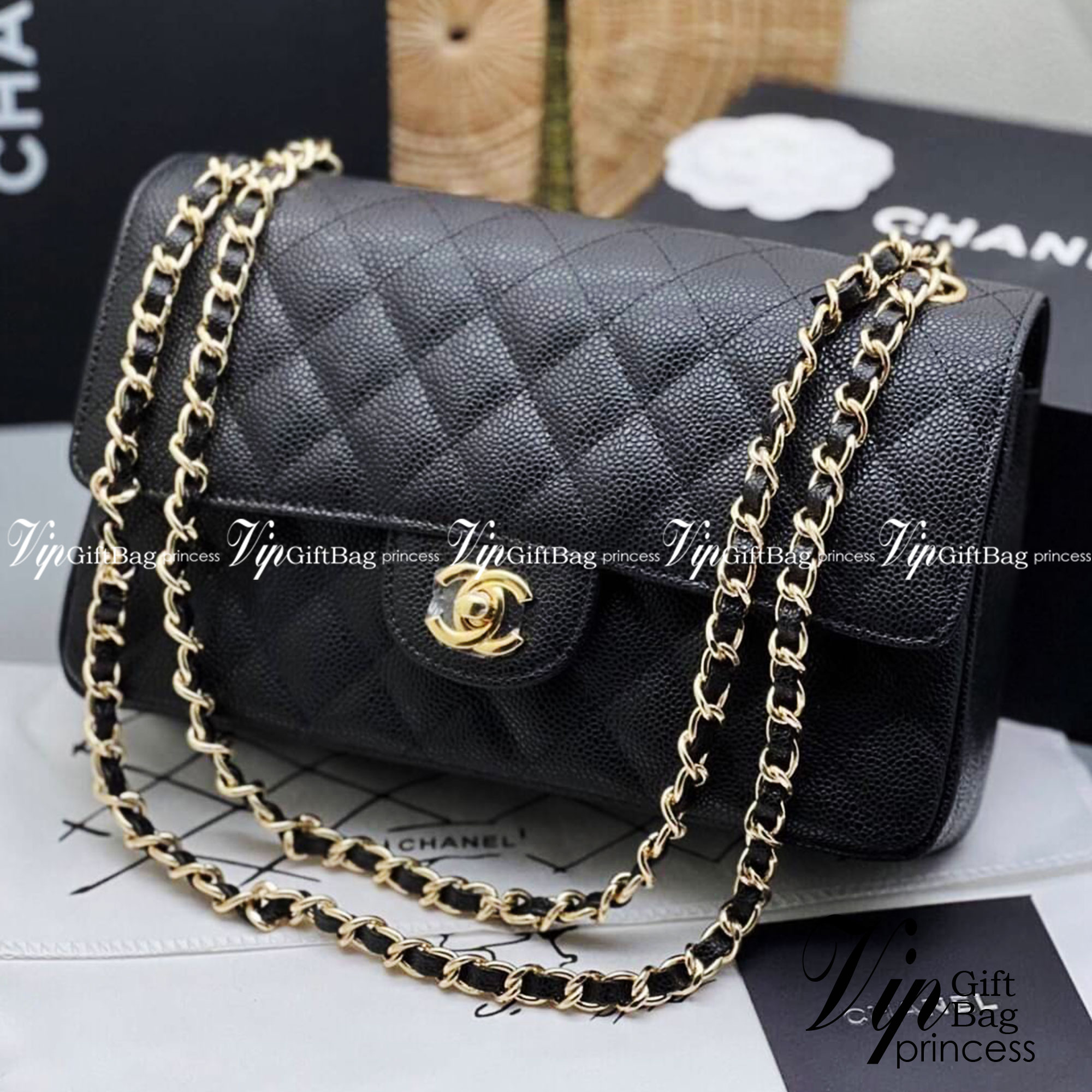 VIP GIFT 】หนังแท้ CHANEL Classic black caviar (อะไหล่เงิน/ทอง) กระเป๋าสะพาย LOOK Cool ใบนี้ ไม่มีถือว่า Out มากๆ ไม่ต้องพูดถึงความสวยเยอะ เพราะยอดขายถล่มทลาย ไม่มีไม่ได้แล้วค่าา