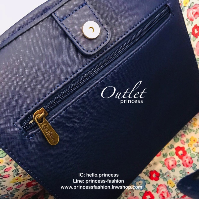 Cath kidston tote bag กระเป๋าสะพายรุ่นใหม่ วัสดุ PU คุณภาพดี นิ่ม น้ำหนักเบา เช็ดทำความสะอาดง่าย เปิดปิดกระเป๋าด้วยกระดุมแม่เหล็ก ด้านในโล่งกว้างมีช่องซิปสำหรับใส่ของ จุของได้เยอะ สายสะพายไหล่ยาวสุด22cm.ขนาดกำลังดีราคาสุดคุ้มห้ามพลาดค่ะ