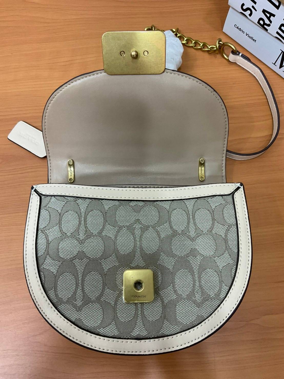 COACH ALIE SADDLE BAG IN SIGNATURE JACQUARD (C4694//C3464) New item!! กระเป๋าสะพายทรง saddle ดีไซน์วินเทจย้อนยุค แฝงความหรูในตัวด้วยอะไหล่สีทองเหลือง โดดเด่นไม่ซ้ำใครแน่นอน วัสดุผ้า jacquard สลับหนังแท้ ภายในเป็นช่องโล่ง มาพร้อมสายสะพายครอสบอดี้ ที่สามารถ