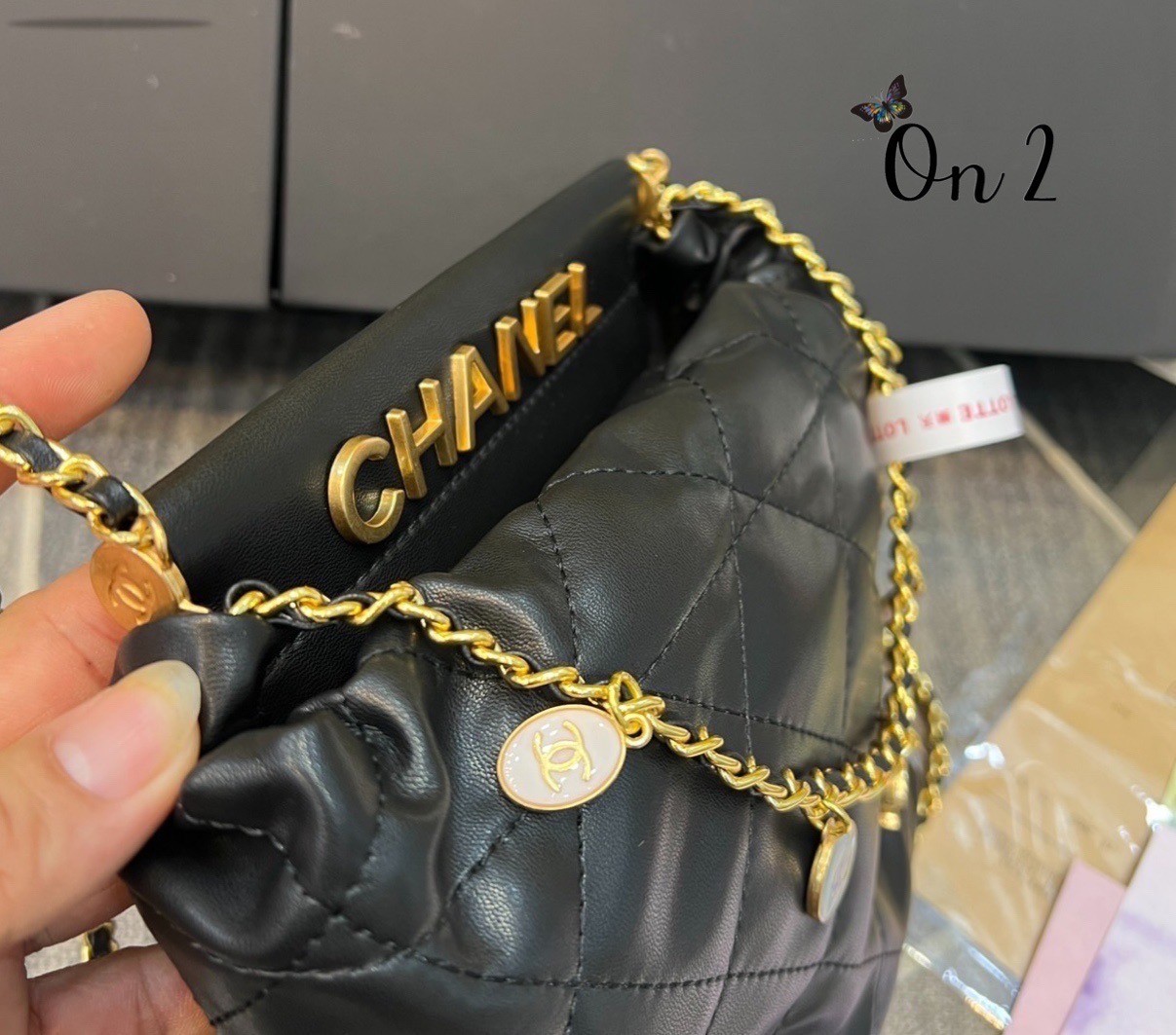 Chanel ss22 shopping tote / Chanel 23P mini bucket bag น่ารักมากๆ กับกระเป๋าสะพายไซส์มินิ ที่ปล่อยผ่านไม่ได้จริง ดีไซน์สายโซ่คล้องแขนตกแต่งอะไหล่ห้อยเพิ่มมูลค่า