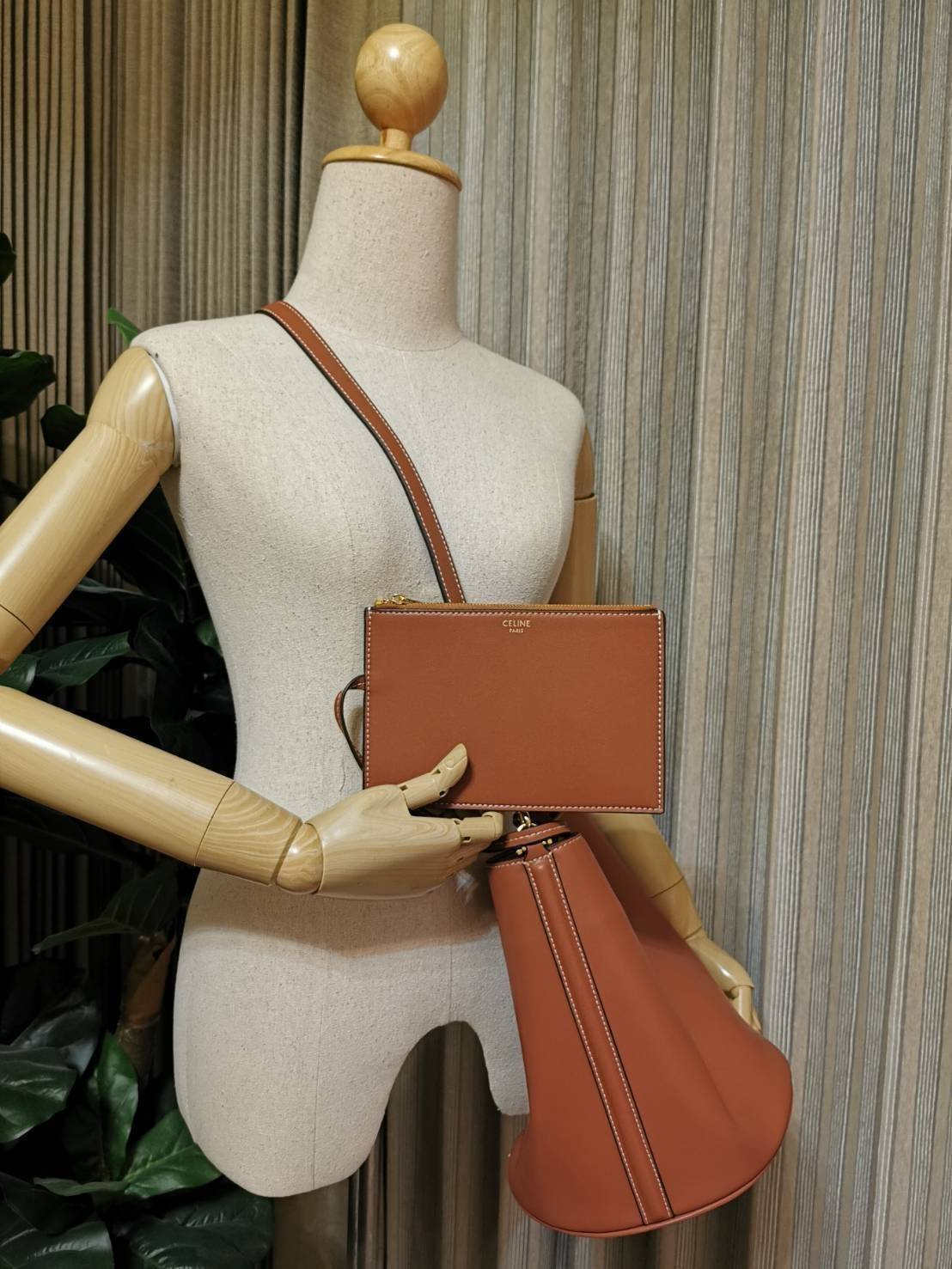 VIP 】NEW! ซื้อ1ได้ถึง2! CELINE TRIOMPHE BUCKET BAG VIP GIFT WITH PURCHASE (GWP) พรีเมี่ยมกิ๊ฟ Limited Edition จาก CELINE PERFUME DUTYFREE COUNTER วัสดุ TRIOMPHE CANVAS & CALFLEATHER ดีไซน์ทรง Bucket ใบใหญ่กำลังดี มาพร้อม Clutch ใบเล็กเข้าชุด หนังนิ่มสวยเน