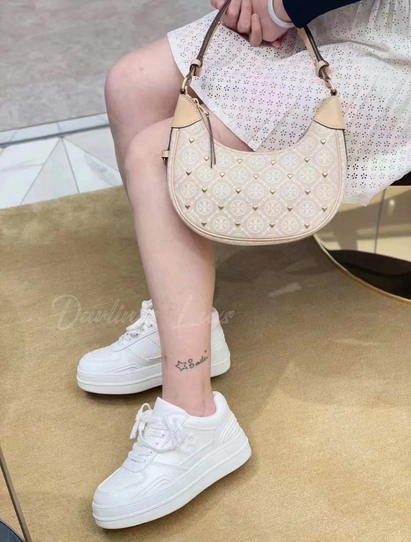 TORY BURCH T Monogram Crescent Bag NEW IVORY MULTI กระเป๋าทรงพระจันทร์เสี้ยวแต่งหัวใจสีทองสวยหรู น่ารักรุ่นใหม่ล่าสุด เกรดท็อปออริ เทียบแท้ 1:1 เกรดดีสุด