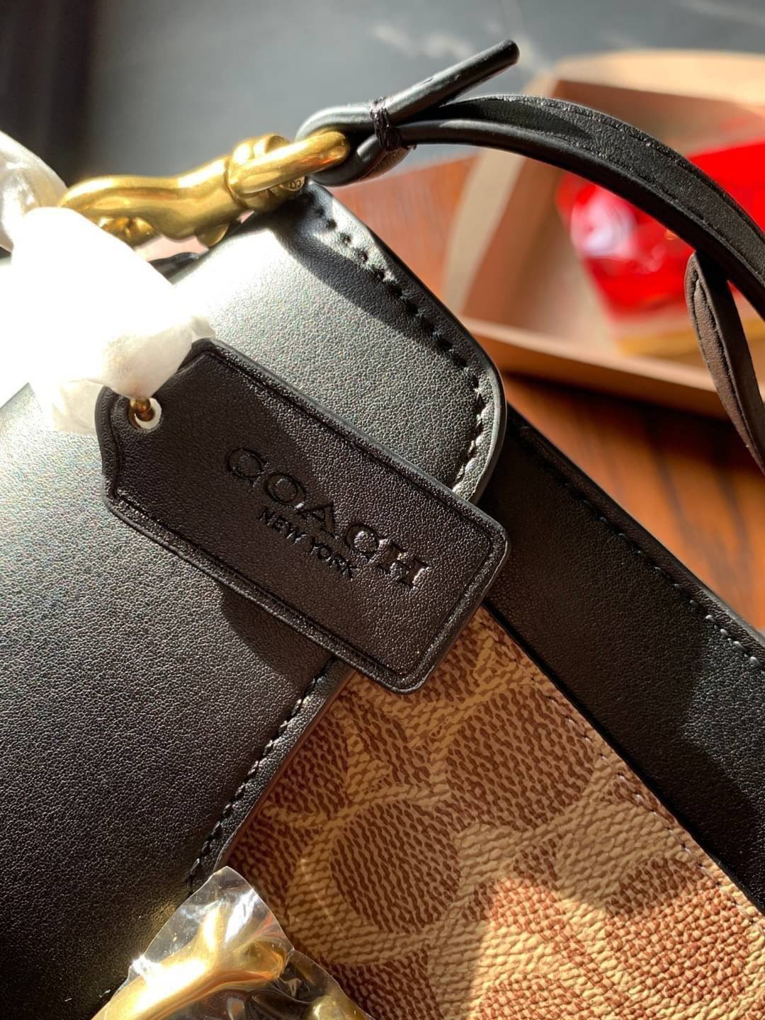 OUTLET 】COACH TABBY TOP HANDLE 20 LEATHER BAG หรูหรามากๆค่ะ สินค้าแนะนำ!! กระเป๋าถือ//สะพายข้างได้ วัสดุหนังแท้อย่างดี หนึ่งใบทำหนัง2แบบได้อย่างลงตัว สวยงาม มีอะไหล่ตัวC ใหญ่ด้านหน้าโดดเด่นหรูมากๆค่ะ 🔺เปิดปิดแบบกดล็อค ภายในมี2ช่องสำหรับใส่ของ สามา