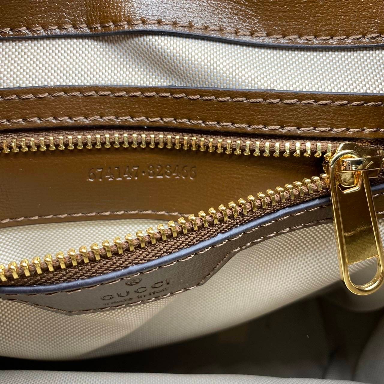 VIP 】หนังแท้ Gucci GG Supreme canvas backpack น้องน่ารักอดใจยังไงไหว!! กระเป๋าเป้สะพาย ไซส์กำลังดี รูปทรงสวยลงตัว วัสดุหนังแคนวาส ด้านหน้ามีช่องซิปปิด มีฝาปิดกันของหล่น ภายในเป็นช่องโล่ง ใส่ของสำคัญๆได้ พกแบบคิ้วท์ๆ ชิคๆ สายสะพายยังสามารถปรับตามตัวได้อีก 