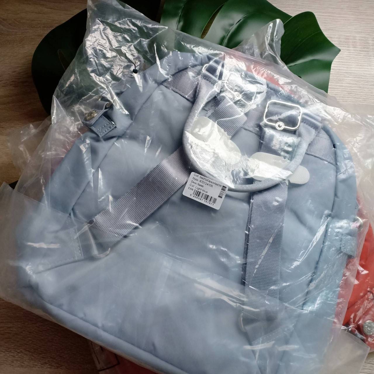 kipling mini bagpack กระเป๋าเป้ขนาดกลางกำลังดี วัสดุไนลอนกันน้ำ ปานกลาง ด้านหน้ามีช่องเล็ก โลโก้แบรนด์ มาพร้อมพวงกุญแจ ลายหินอ่อนรูปหัวใจ ช่องใหญ่เปิดปิดด้วยซิปบน ภายใน แบ่งช่องเป็นสัดส่วน มีช่องเล็ก และช่องซิปค่ะ