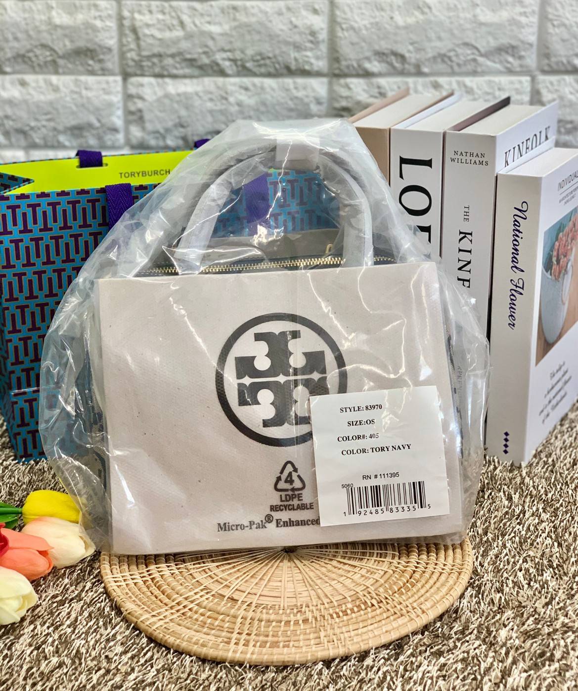 สวยก่อนใครแน่นอนค่ะนาทีนี้💋 💥รุ่นที่กำลังฮิตมากตอนนี้ของเหล่าคนดังใน ตปท.! TORY BURCH T MONOGRAM JACQUARD BARREL ((ใบใหญ่)) พร้อมส่งที่ไทยทันที! กระเป๋าทรงหมอนจาก Tory burch วัสดุ jacquardทอลายแบรด์+หนังแท้ ได้สวยงามหรู ดูคลาสสิคมากๆค่ะ เป