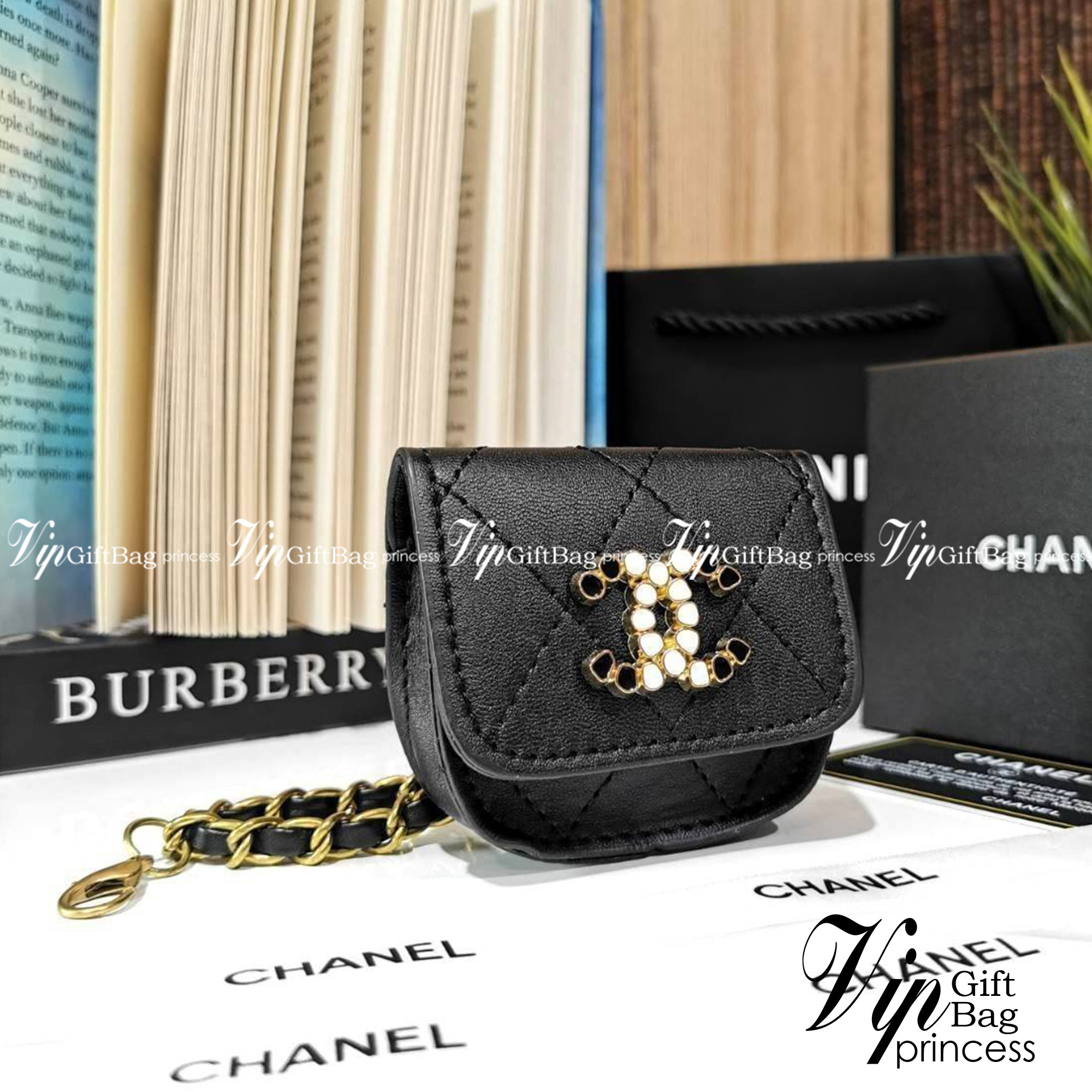 CHANEL QUILTED CRYSTAL CC MINI BAG VIP ไอเท็มแนะนำน่ารักสุดๆวัสดุหนังเรียบสีดำด้านหน้าประดับโลโก้แบรนด์เปิดปิดด้วยฝาปิดกระดุมแม่เหล็กอะไหล่ทองสวยดูดีมาพร้อมสายโซ่ร้อยหนังสามารถใช้คล้องกระเป๋า พวงกุญแจ เข็มขัดได้ ใส่ Airpods เหรียญ หรือกุญแจได้ น่ารักน่าใช