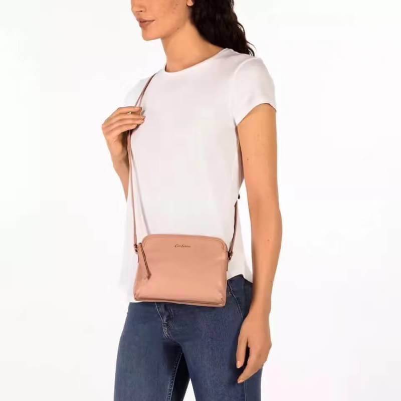 Cath Kidston soft leather crossbody bag ใหม่ล่าสุดจากแบรนด์ Cath Kidston ค่ะ กระเป๋าสะพายข้างหนังนุ่ม สีหวานโทนพาสเทล รุ่นนี้ขนาดกำลังดีค่ะ ตัวกระเป๋าแบ่งออกเป็นสองสัดส่วน สามารถจัดระเบียบของได้ดีค่ะ ภายในบุผ้าลายดอกไม้ตามสไตล์ของแบรนด์นี้ค่ะ รุ่นนี้มีสาย