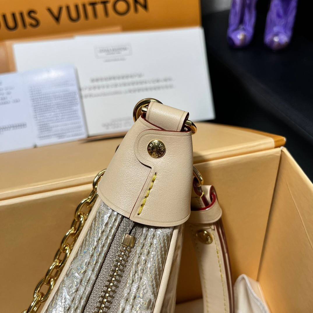 Lv gold loop monogram / LV Loop PM GOLD Bag เกรดท็อปออริจินอล มีความละเอียดของเนื้องานมากที่สุด ปราณีตตรงปกทุกใบ ใช้สลับของแท้ได้ ใช้งานต่างประเทศได้ เข้าออกผ่านทุก ตม.