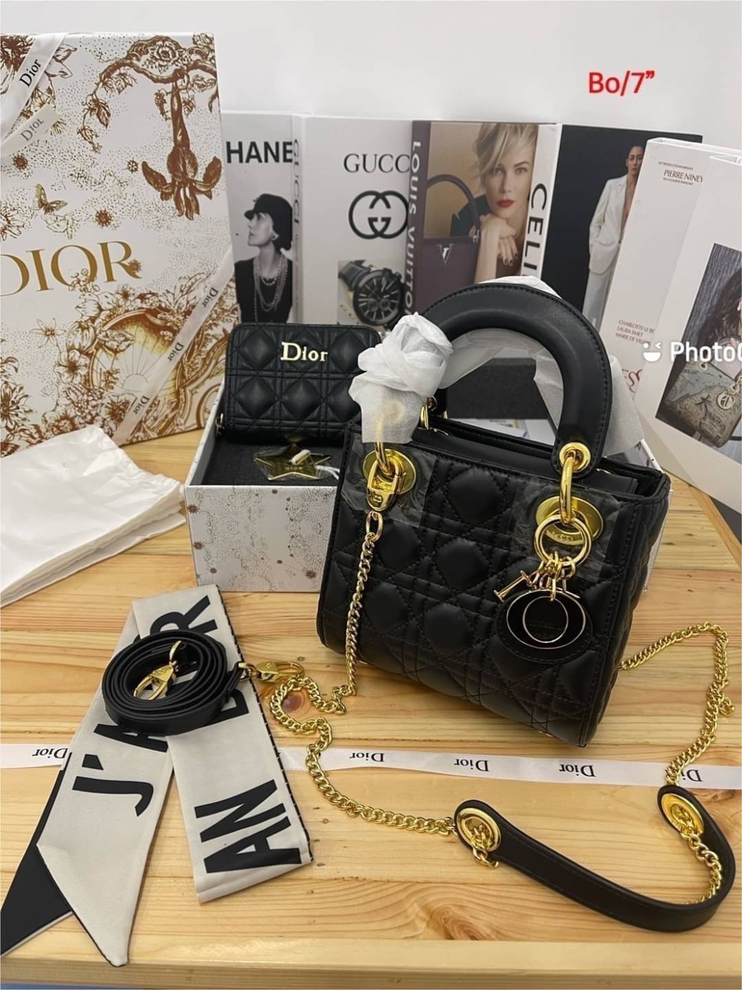 DIOR SET BAG / DIOR CD LADY BAG / CD LIMITED EDITION GIFT BOX WITH GOLD STAR BOUTIQUE SET พร้อมเสิร์ฟครบชุด น่ารักมากค่ะ ดีไซน์เรียบง่าย แต่แฝงไปด้วยความหรูหรา ทรงกล่องคลาสสิค มีหูจับในตัวและสายครอสบอดี้สุดเลิศ
