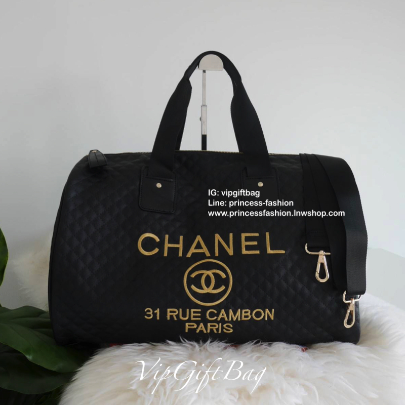 CHANEL VIP GIFT TRAVEL BAG (L) กระเป๋าเดินทางแบบถือไซส์ใหญ่ พรีเมี่ยมกิ๊ฟของเเท้จาก CHANEL วัสดุหนังสังเคราะห์ ลายตารางเนื้อหนาสีดำ เต็มใบ ด้านในเปิดปิดด้วยซิปที่จับหนัง ด้านในมีช่องซิิปอีกหนึ่งช่องใส่เสื้อผ้าได้มากกว่า 3-4 ชุด สายสะพายยาวแบบผ้า ด้านล่างร