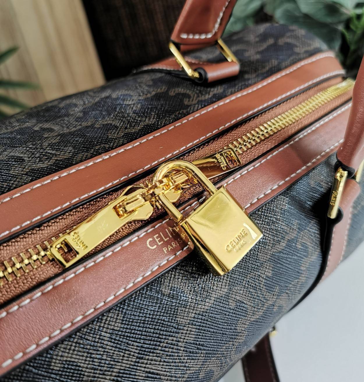 CELINE TRIOMPHE CANVAS BOSTON BAG VIP GIFT WITH PURCHASE (GWP) พรีเมี่ยมกิ๊ฟ Limited Edition จาก CELINE HAUTE PERFUME DUTYFREE วัสดุ TRIOMPHE CANVAS หนังขึ้นลาย Signature สวยหรูสุดคลาสสิคดีไซน์ไม่มีเอ้าท์ เปิดปิดด้วยซิปแบรนด์ มาพร้อมTagห้อยแม่กุญแจอะไหล่แ