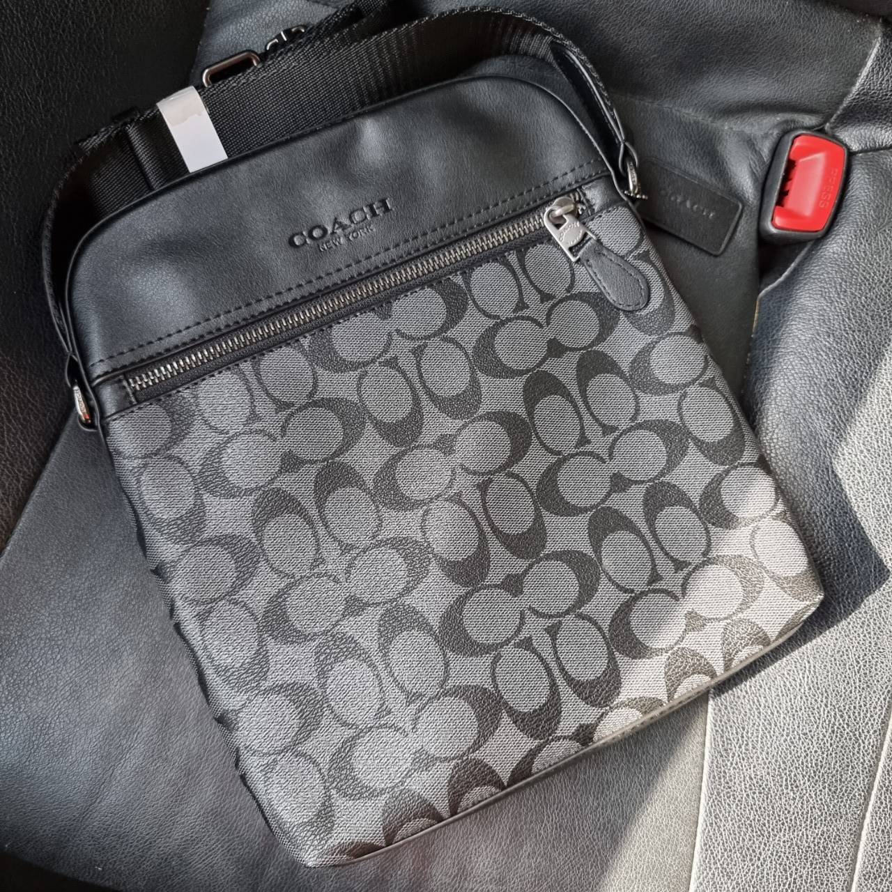 COACH F73336 HOUSTON FLIGHT BAG IN SIGNATURE CANVAS รุ่นนี้หนุ่มๆเค้ารู้กัน!! ขายดีตลอดกาล!! คลาสสิคไม่มีใครเกิน!! กระเป๋าสะพายข้างทรงแมสเซ็นเจอร์ยอดฮิต ทรงสวย ดูดี วัสดุหนังแคนวาสเคลือบลายสลับหนังแท้ เปิด-ปิดด้วยซิป ด้านหน้าและหลังสามารถใส่ของได้ ภายในแบ