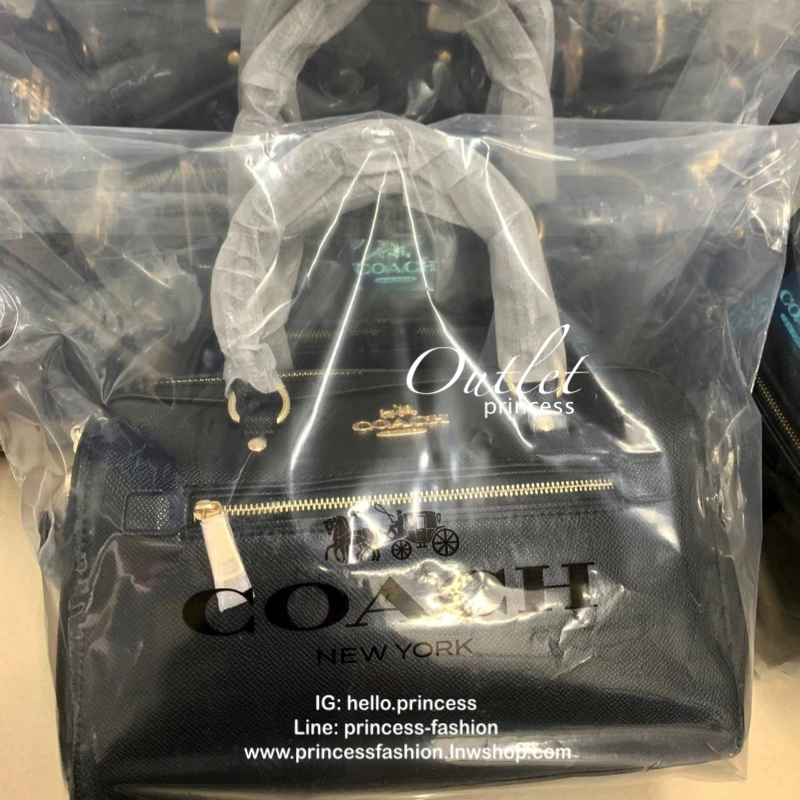 COACH SATCHEL HANDBAG กระเป๋าถือ สะพายข้าง วัสดุหนังแกะแท้อย่างดี หนังสวย นิ่ม น้ำหนักเบาค่ะ ด้านหน้ามีอะไหล่แบรนด์และช่องซิปให้หนึ่งช่อง ภายในช่องซิปหลักกว้างใส่ของได้จุทีเดียว มีช่องซิปและช่องใส่ของจุกจิก มาพร้อมสายสะพายถอดออกได้เลื่อนปรับระดับได้ ใบจริ