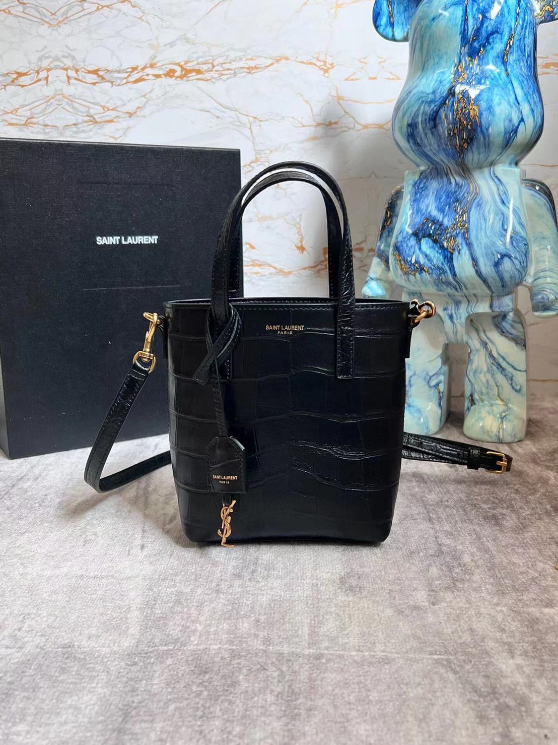 YSL Toy mini croc-effect leather tote / YSL Paris Mini Toy Croc Embossed Leather Bucket Bag กระเป๋ามินิโท้ทหนังลายจรเข้ เกรดออริจินล คอลเลคชั่นใหม่ล่าสุด ครอบครองก่อนใคร ควรมีติดตู้คะสาวๆ ภาพสินค้าถ่ายจากงานขายจริง ใช้งานต่างประเทศได้