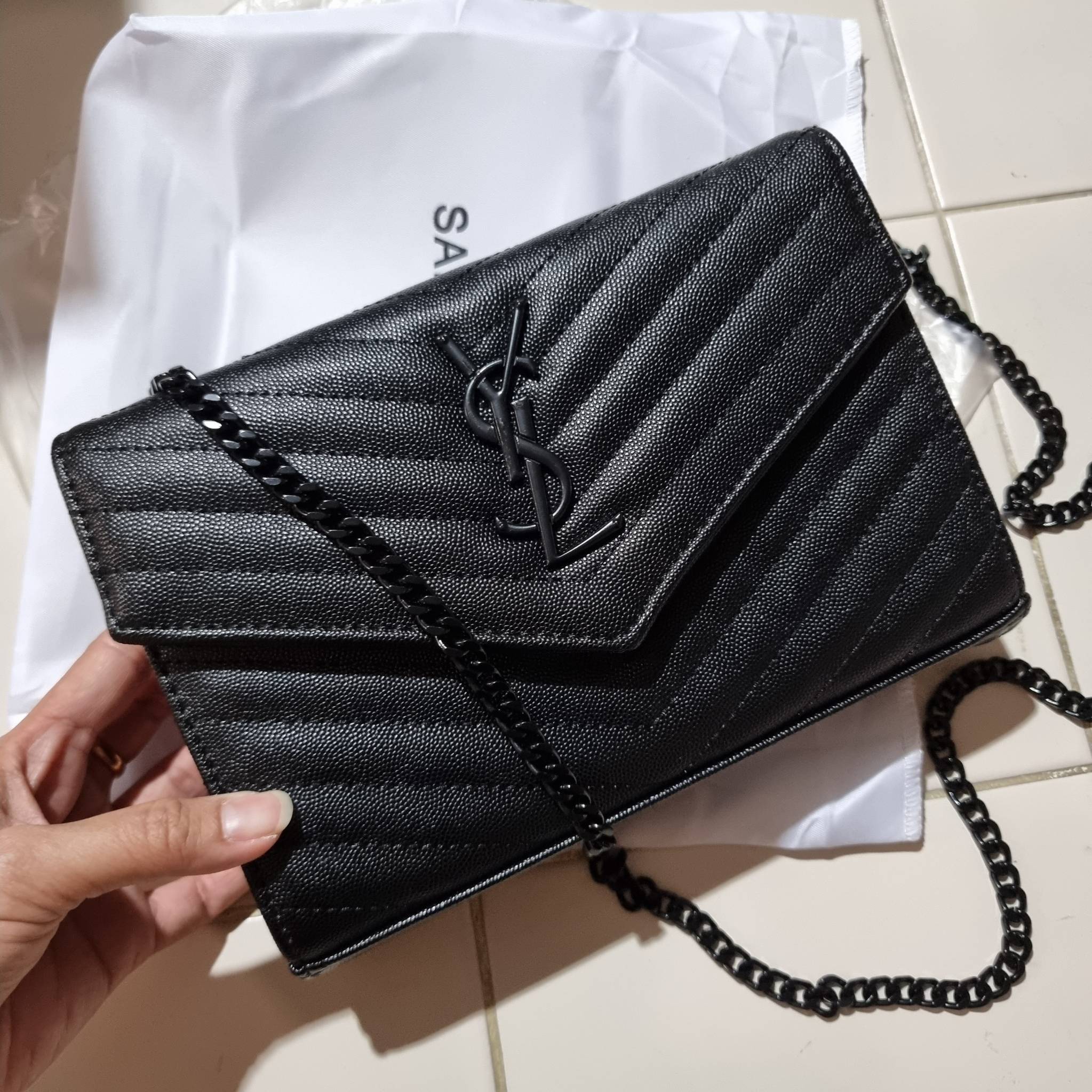 ไม่เคยผิดหวังจริงๆ!! กับรุ่นที่สาวๆรู้กัน Yves Saint laurent clutch bag with chain กระเป๋าสะพายทรง woc สุดฮอต ดีไซน์เรียบหรู โดดเด่นด้วยโลโก้ด้านหน้า เพิ่มดีเทลความผู้ดี วัสดุหนัง pepble ทนทาน ใช้งานง่ายเพียงแค่เปิด-ปิดด้วยกระดุมแม่เหล็ก ภายในแบ่งสัดส่วนไ