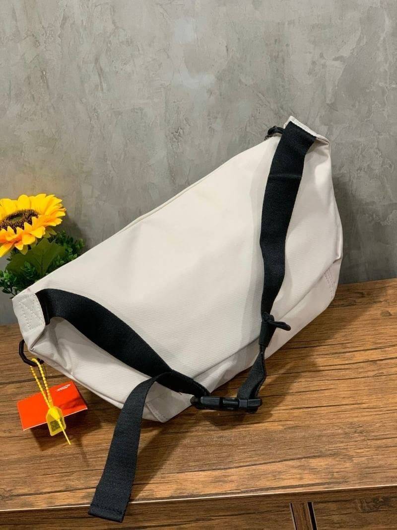 Nike Tech hip pack กระเป๋าคาดเอว Nike Tech รุ่นใหม่ชนช้อป!! ให้คุณหยิบใช้อุปกรณ์กีฬาและพกพาได้อย่างง่ายดาย พร้อมโดดเด่นด้วยกระเป๋าซิป 2 จุดสำหรับเก็บสิ่งของ และสายกระเป๋าแบบปรับได้เพื่อให้แนบกับลำตัว ใช้งานได้คล้องตัว ใส่ของได้จุสมใจเลยคร้า