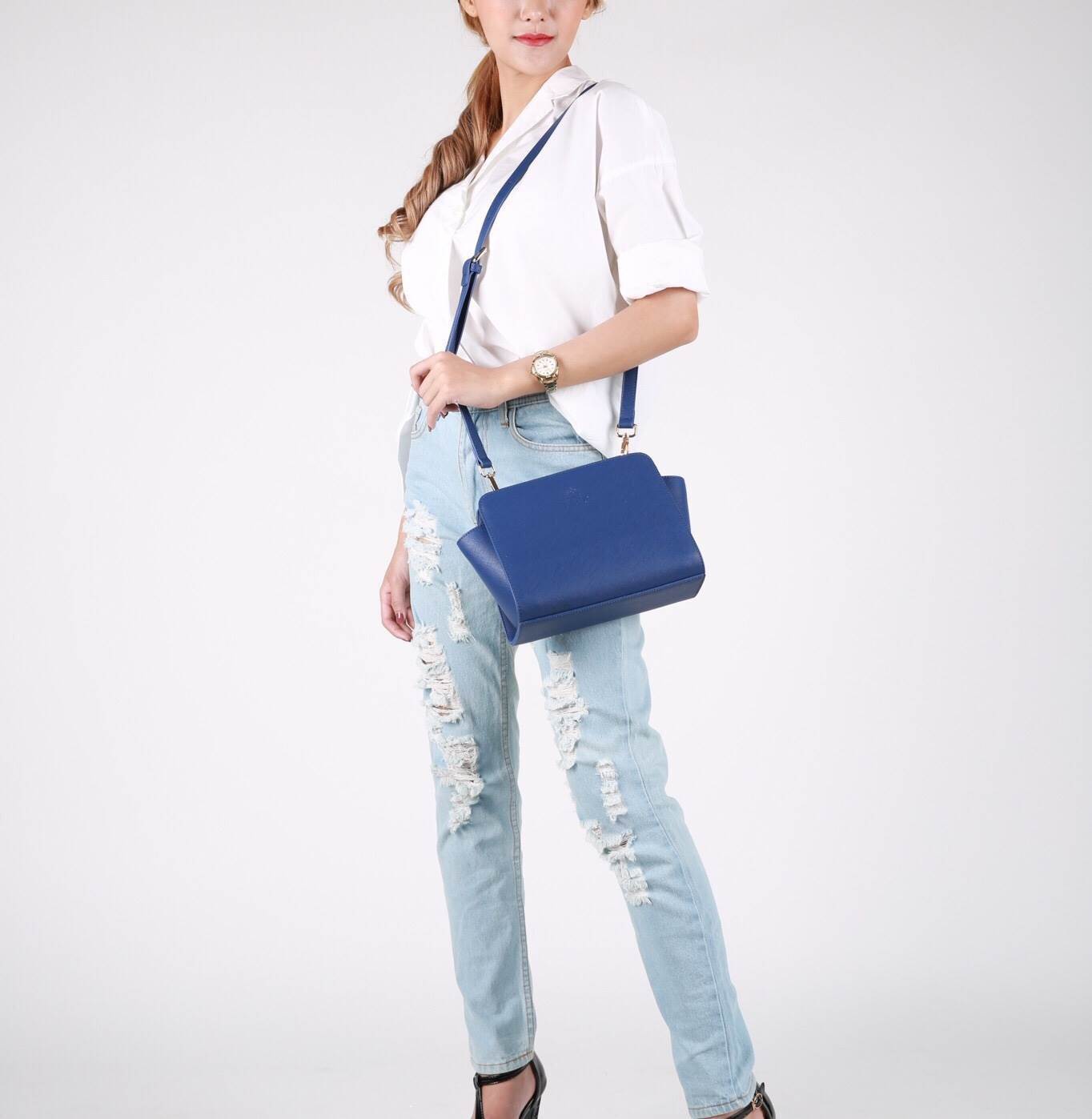 รุ่นใหม่ล่าสุดเลยห้ามพลาดน๊า !!! สาวๆ ที่กำลังหากระเป๋าเสะพาย เบาๆ ดีไซด์เก๋ๆ ขนาดกำลังดี แนะนำใบนี้เลยน๊า จากแบรนด์ KEEP =>> ตัวกระเป๋า เป็นหนัง saffiano ตัวเดียวกันกับ prada เลยค่า =>> น้ำหนักเบา จุเยอะ ดีไซด์ ทันสมัย เข้าได้กับทุกชุด =>&