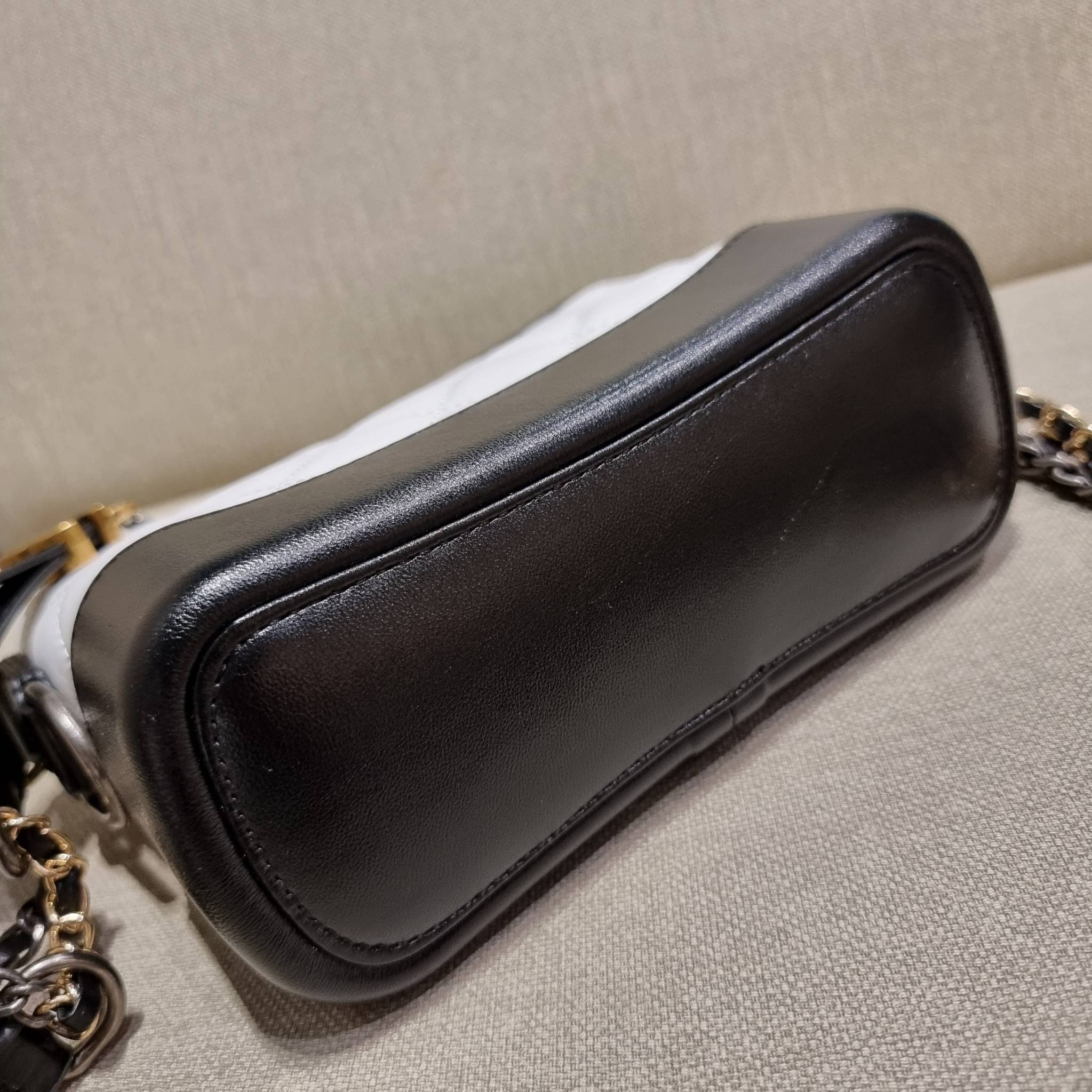 9" CHANEL SHOULDER BAG / CHANEL GABRIELLE HOBO BAG ไซส์คลาสสิค กระเป๋าสะพายข้าง/ไหล่ หนังแท้ นิ่ม หรู มาพร้อมพวงกุญแจสัญลักษณ์แบรนด์ อะไหล่พร้อมโซ่สะพายสีทองสลับสีเงินรมดำ สามารถสะพาย crossbody หรือสะพายไหล่ได้หมด สะพายแล้วขับผิวมากๆ เปิด-ปิดกระเป๋าด