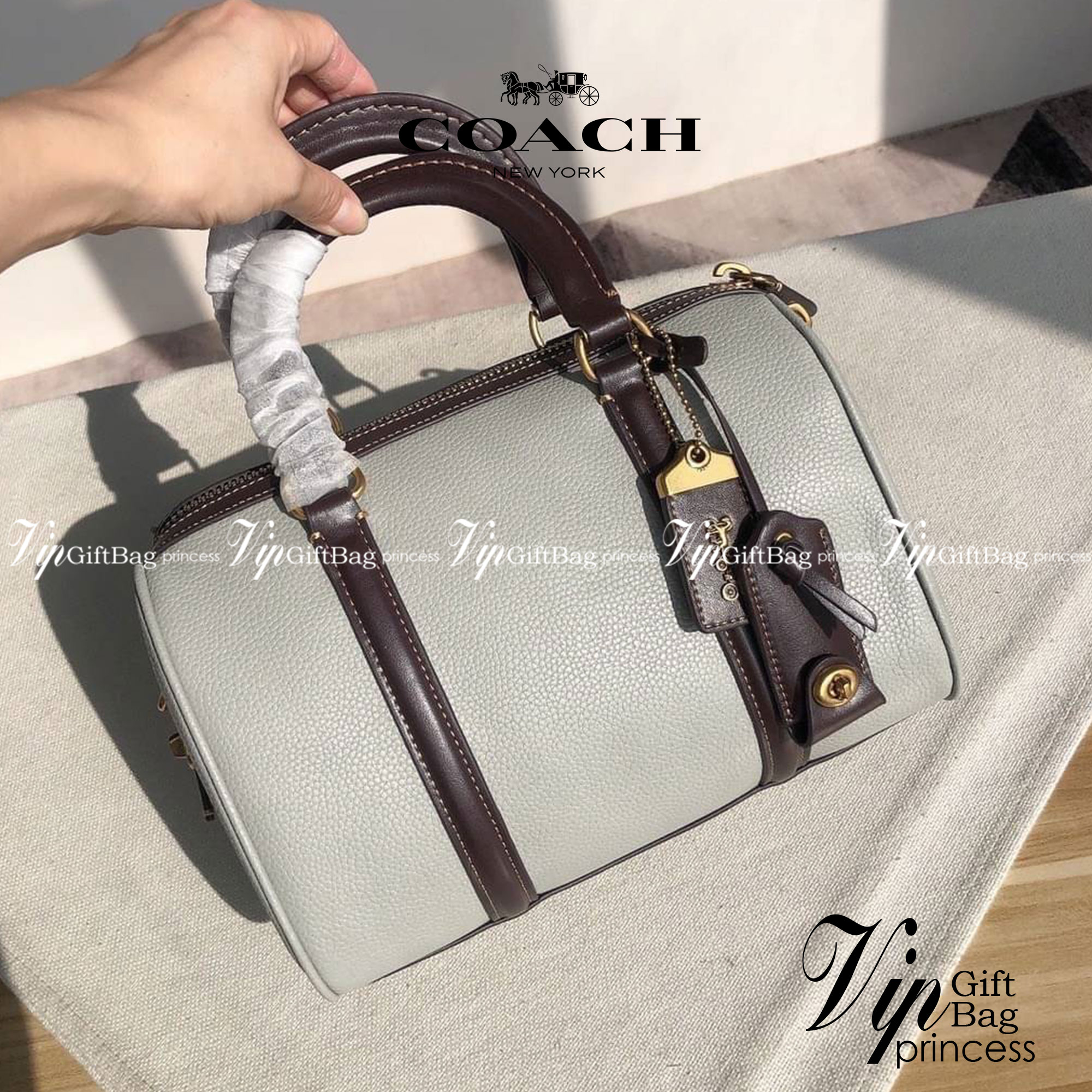 Coach ruby satchel 25 in colorblock C8530 / Coach Boston pillow bag ใหม่ก่อนใคร ไม่ต้องรอพรี! กับกระเป๋าทรงหมอนดีไซน์ใหม่ เพิ่มดีเทลความหรู มาพร้อมหูจับในตัว และสายสะพายครอสสีเข้ากับตัวกระเป๋า ภายในโล่งกว้าง ใส่ของได้สบายๆ จุได้แบบเน้นๆ ใบจริงมีเสน่ห์ดึงด