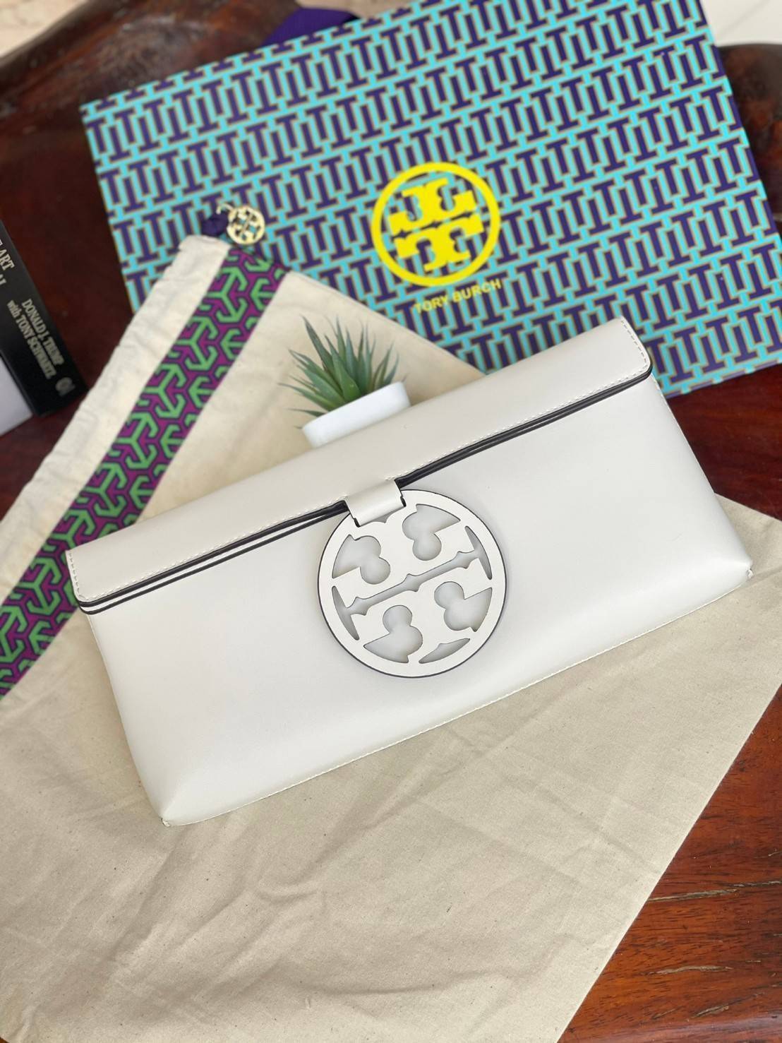 Tory burch Miller Metal clutch กระเป๋าคลัทช์ดีไซน์เรียบหรูออกแบบมาได้อย่างลงตัว ด้วยรูปทรงที่สวยงามและทันสมัย จากแบรนด์ Tory Burch ขนาดกำลังดี สามารถใส่กระเป๋าสตางค์หรือเครื่องสำอางค์ได้ตามขนาดกระเป๋า ในเรื่องของดีไซน์และLogo DoubleT เฉดเดียวกับสีของกระเป