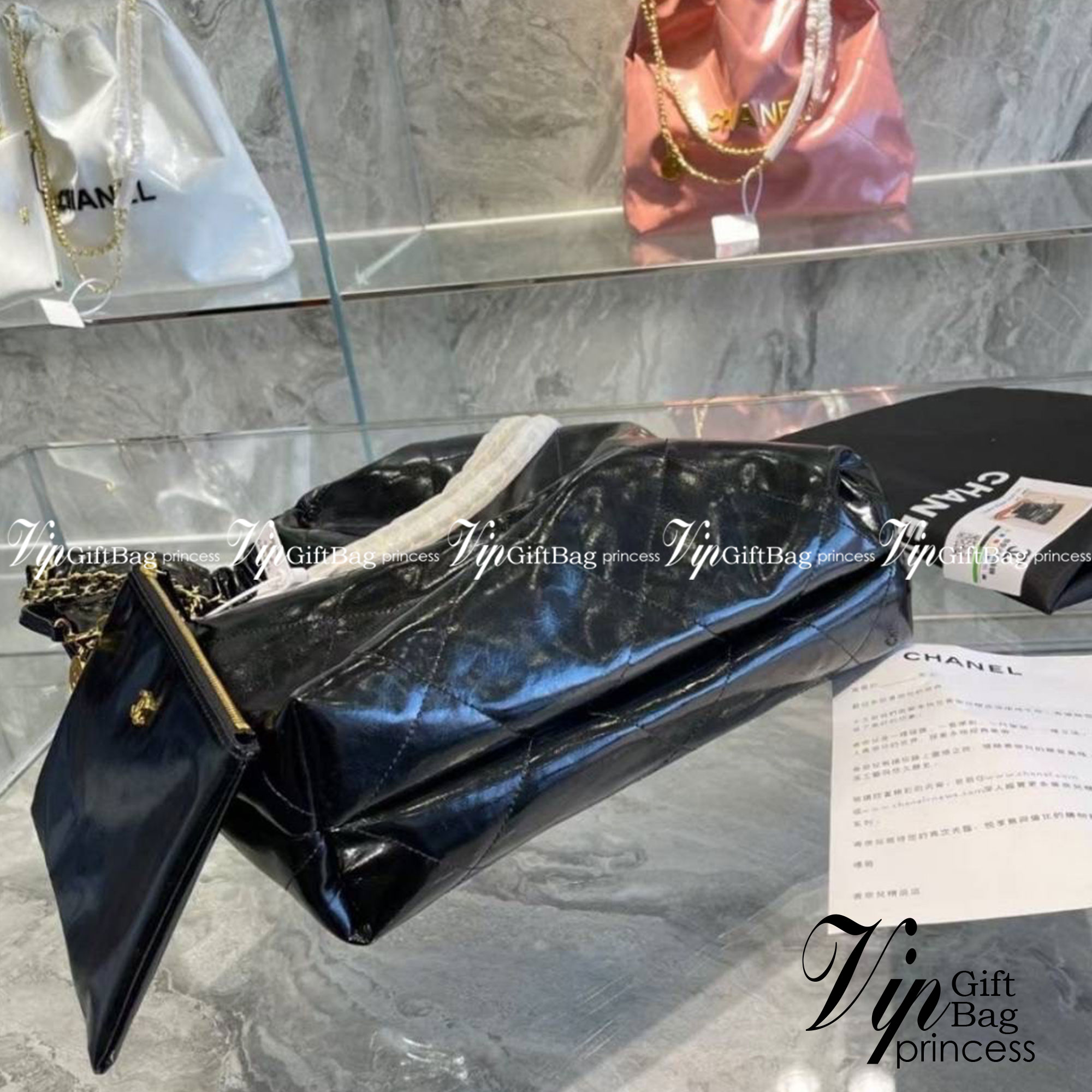 Chanel ss22 Logo CC shopping tote / Chanel 22 handbag มาแรงที่สุดในตอนนี้ก็คือรุ่นนี้เลย ใช้งานง่ายรุ่นนี้สามารถใช้ได้ทั้งผู้หญิงและผู้ชายน้า เกินต้านที่สุดกับไอเท็มนี้ ที่สาวๆหรือใครๆก็ต้องมีแล้ว!! แค่เห็นก็หลงรัก กระเป๋าทรงสวย