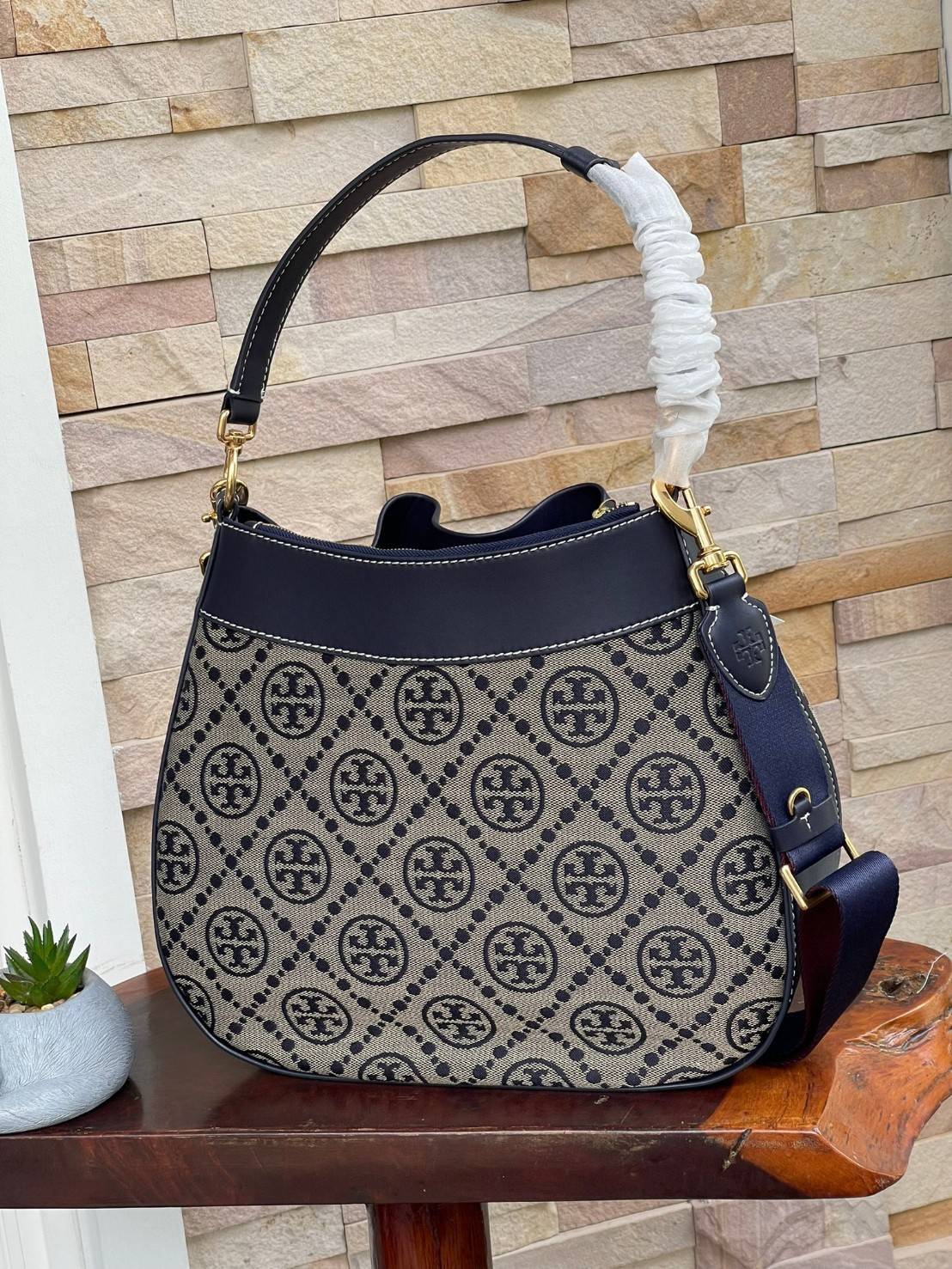 Tory burch t monogram jacquard drawstring hobo อีกหนึ่งคอลเลคชั่นจาก T monogrameที่ออกแบบมาในรูปทรงกระเป๋า hobo เป็นกระเป๋าที่มีพื้นที่เยอะในการจัดเก็บสิ่งของได้อย่างดีเยี่ยม ลวดลายสีสันของกระเป๋าทอลายแบบแจ๊คการ์ดอย่างประณีต สะท้อนให้เห็นถึงกลิ่นอายงานฝีม