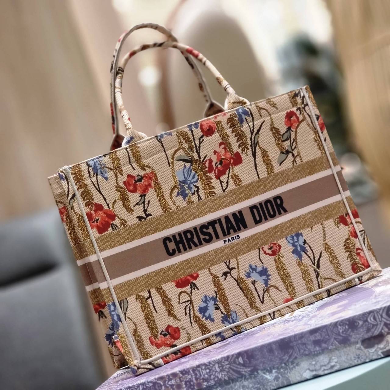 VIP 】HOT ARRIVAL!! DIOR CD SHOPPING BAG WITH GWP กระเป๋าทรงช้อปปิ้งใบใหญ่ จุใจ!! พรีเมี่ยมกิ๊ฟรุ่นดับเบิ้ลฮอต ดีไซน์คลาสสิควินเทจ สวยหรู วัสดุผ้าแคนวาสลายกราฟฟิค ภายในโล่งกว้างมากๆ ใส่ของจุสุดๆ โน้ตบุ้ค ไอแพด กระเป๋าสตางค์ มือถือ หรือเสื้อผ้ายังได้ สะพายค