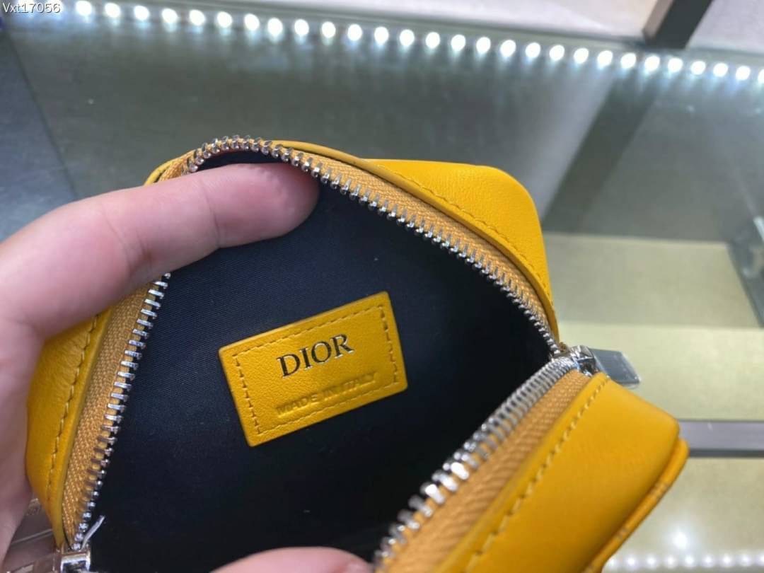 Dior World Tour Vertical / DIOR WORLD TOUR OBLIQUE GALAXY LEATHER MESSENGER POUCH BAG / Dior Pouch With Strap Oblique Galaxy Calfskin เกรดเทพออริจินอล หนังแท้ ภาพถ่ายจากสินค้าจริง ใช้งานต่างประเทศได้
