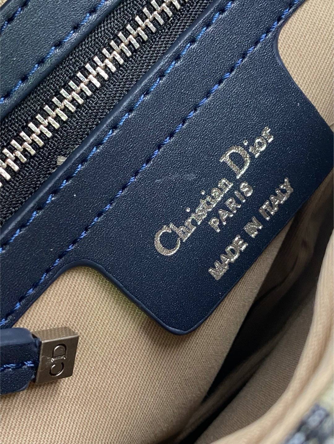 ORI หนังแท้ | DIOR Saddle Bag with Strap กระเป๋าถือ/สะพายทรงอานม้า รุ่นยอดนิยมที่มีเอกลักษณ์สวยงามเหนือกาลเวลา รุ่นใหม่ฝาพับแบบหนัง