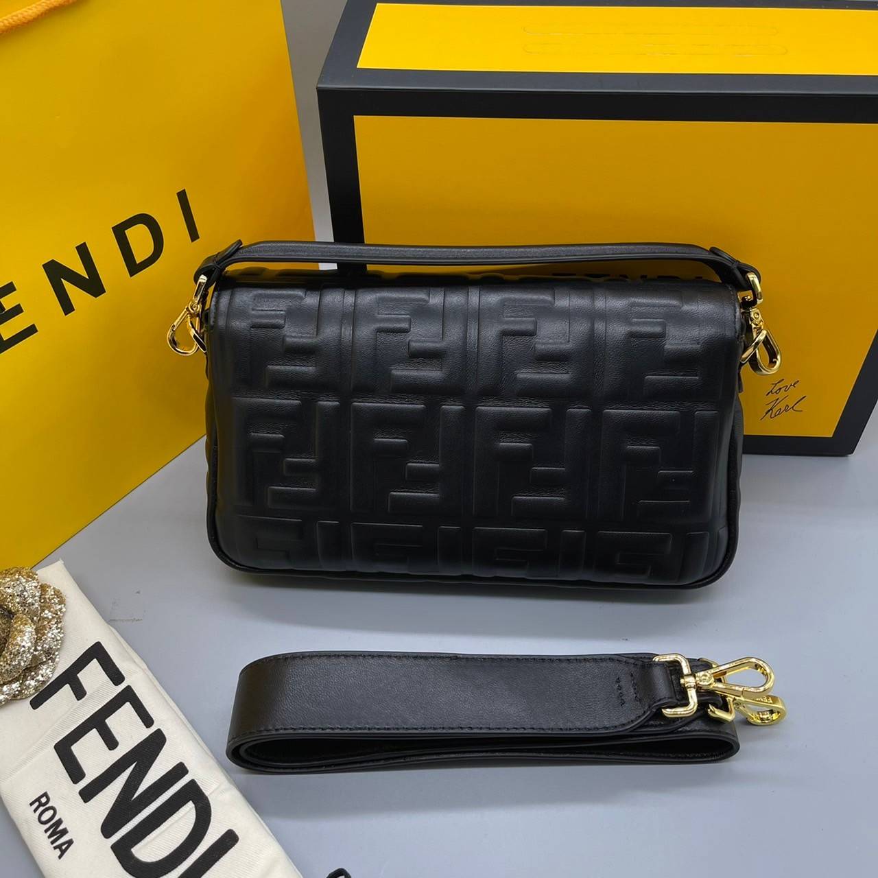 หนังแท้ FENDI Baguette Black leather bag พร้อมส่งที่ไทย ภาพสินค้าถ่ายจากงานขายจริง ใช้งานต่างประเทศได้ค่ะ