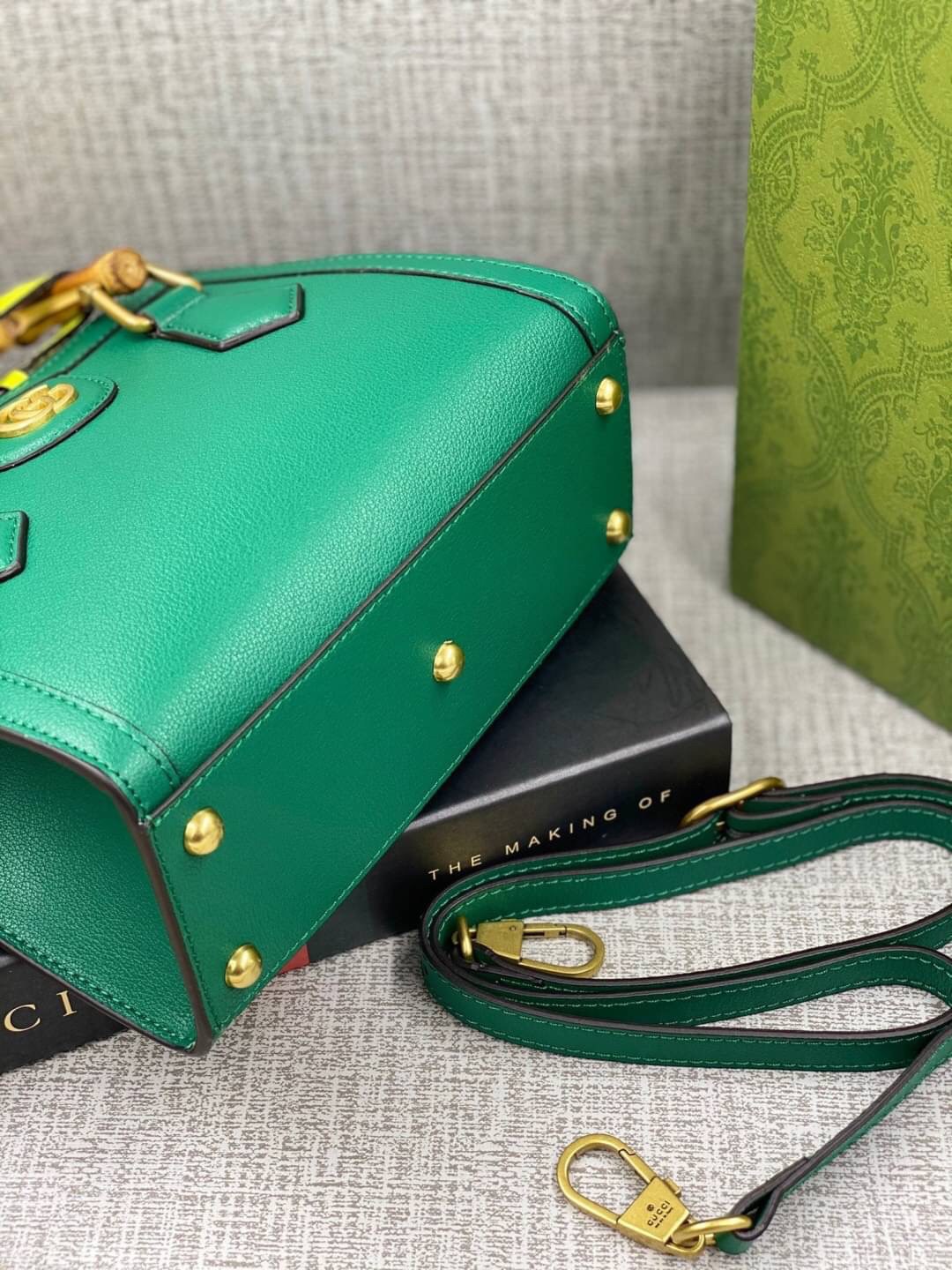 VIP GIFT 】หนังแท้ GUCCI Diana mini tote bag กระเป๋างานหูไม้ไผ่สุดคลาสสิก ดีไซน์มาใหม่พร้อมเข็ดขัดหนังสีสะท้อนแสงประดับตรงหูกระเป๋า ขนาดมินิกำลังน่ารักเลยค่ะ วัสดุหนังแท้ อะไหล่ทอง งานสวยตั้งอยู่ทรง มีสายสะพายยาว 1เส้น สามารถปรับระดับได้-ถอดได้ งานเก๋ไก๋ที