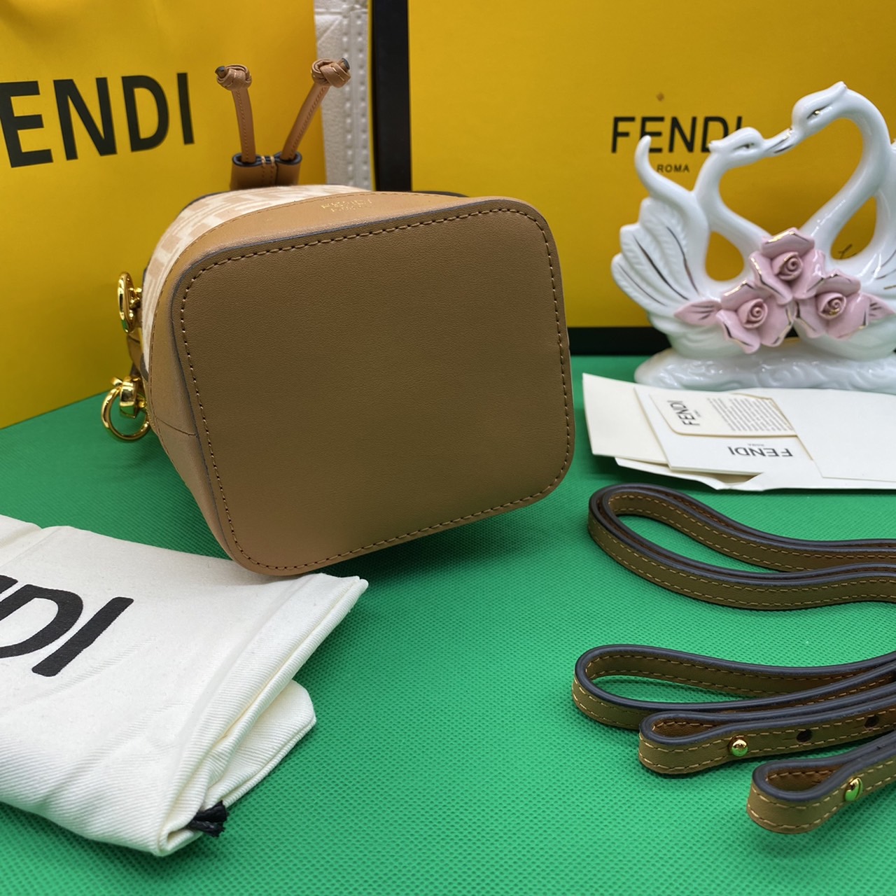 FENDI MON TRESOR MINI BAG รุ่นใหม่ล่าสุด น่ารักมากค่ะ กระเป๋าถือหรือสะพายไหล่ทรงขนมจีบสุดคลาสสิก วัสดุหนังแท้สลับผ้ากำมะหยี่พิมพ์ลายอย่างดี ลวดลายเอกลักษณ์ตามแบบฉบับแบรนด์ สวยหรู ดูแพง คุณนายสุดไปเลยค่า ถือแล้วสวยมากๆ จุของได้กำลังดี ทรงนี้ต้องมีติดตู้ไว้