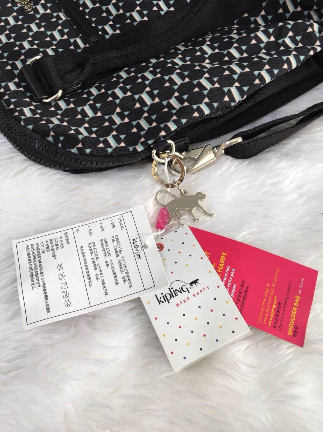 KIPLING K10210 NEAT LAPTOP BAG กระเป๋า messenger bag กระเป๋าถือและสะพาย เหมาะกับ working women เพราะสามารถถือไปทำงานได้ทุกวัน ใส่โน้ตบุ้คได้ค่ะ ใบนี้ หูยาวสามารถสะพายไหล่ได้ แถมยังมีสายยาวมาให้ด้วยค่ะ ทำให้สะดวกต่อการถือมากๆ เปิดปิดด้วยซิป โดยแบ่งเป็น 3 ช