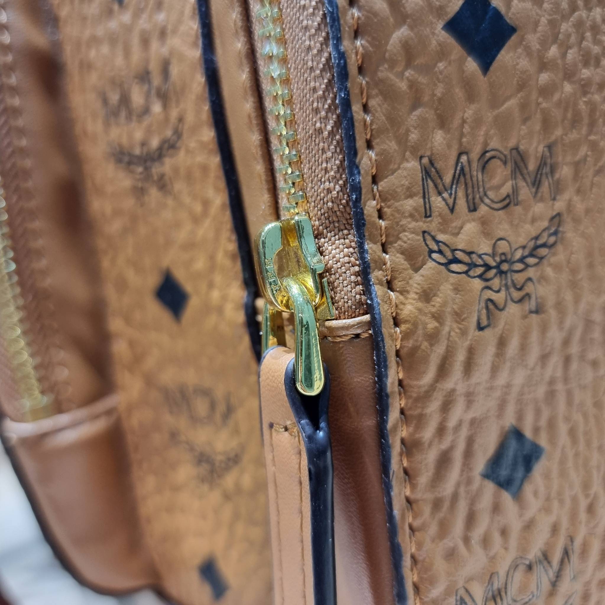 M.C.M SMALL BRANDENBURG BACKPACK IN VISETOS อีกหนึ่งไอเท็ม เอาใจสายเที่ยวแบบจัดหนัก ไม่รู้จะมีใบไหนคุ้มได้มากกว่านี้อีกแล้ว กระเป๋าเป้ใบใหญ่กำลังดี ดีไซน์ไม่ซ้ำใคร ฟังก์ชั่นการใช้งานตอบโจทย์หลายๆคนแน่นอน