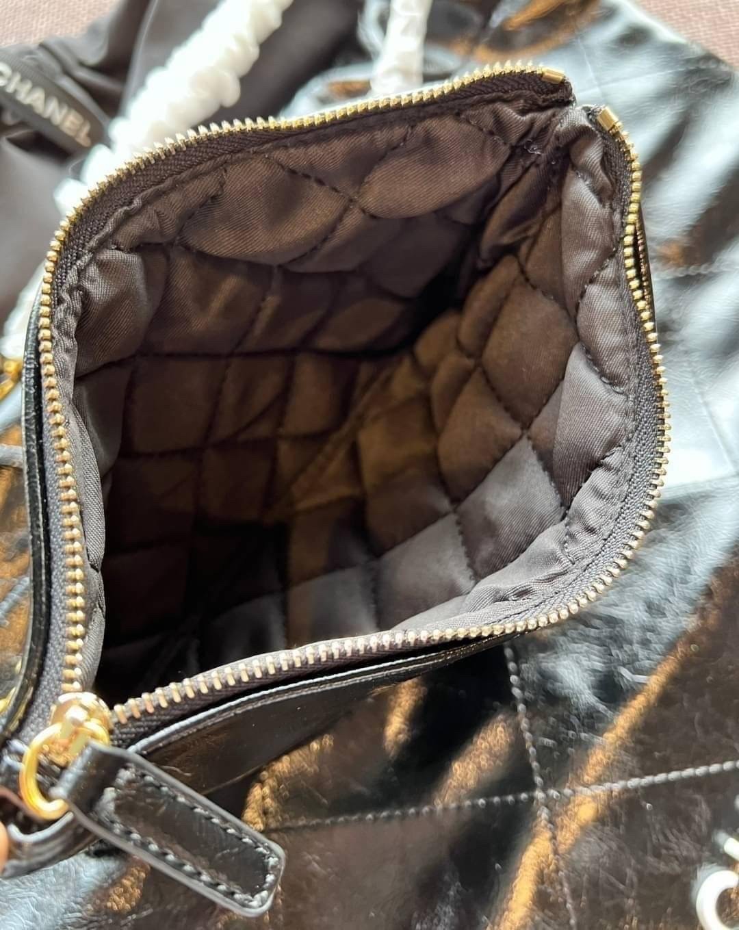 CHANEL 22 LEATHER HANDBAG พร้อมส่ง 2 สี ทรงยอดฮิตในปี 2023 กระเป๋าหิ้วหรือคล้องไหล่ได้ หนังอย่างดี หนังนิ่มมากๆ ยืดยุ่นได้ดีมีความทนทาน **ราคาพิเศษสุดคุ้ม งานสวยเกินราคา