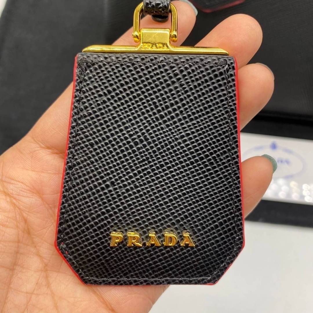 25cm Prada Small Saffiano Leather Double Bag / Prada Double Bag กระเป๋าสะพายพราด้า อีกหนึ่งรุ่นฮิต ให้พื้นที่จุของกว้างขวาง เป็น Tote Bag ใช้งานง่าย ได้ทุกที่ ทุกโอกาส ด้วยขนาดของกระเป๋าที่สามารถจุของได้หลากหลาย เป็นอีกรุ่นที่เหมาะสมสำหรับการเป็น Everyday