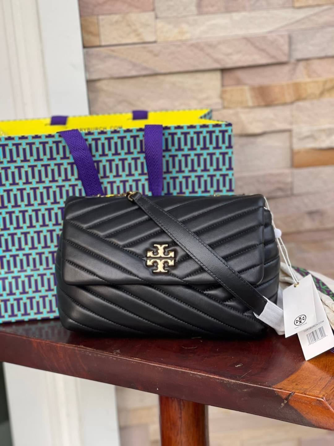 Small : Tory Burch Kira Chevron Small Convertible Shoulder Bag เป็นกระเป๋าที่ใช้ในการออกงานสำคัญหรือวันที่มีปาร์ตี้สังสรรค์ คุณควรเลือกใช้กระเป๋าที่มีดีไซน์สะดุดตา เพราะจะช่วยยกระดับและเพิ่มเสน่ห์ให้กับตัวคุณเองมากยิ่งขึ้น หากเป็นงานทางการ เช่น งานราตรีสุ