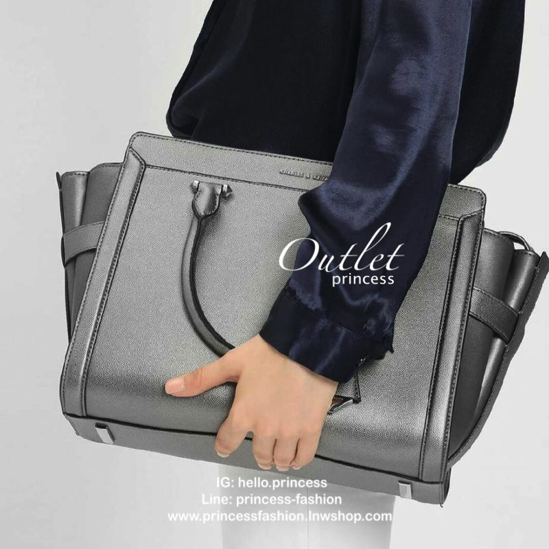 CHARLES & KEITH SAFFIANO TRAPEZE BAG กระเป๋าถือหรือสะพายรุ่นยอดนิยมดีไซน์สวยหรูวัสดุหนังคาเวียร์อยู่ทรง ด้านข้างเเต่งหนังช่องตัดดูมีดีเทล ด้านหน้ามีโลโก้ ด้านหลังมีช่องซิป เปิดปิดด้วยซิปหัวซิปแบรนด์ หูจับเเข็งแรง พับลงได้ พร้อมสายสะพายหนังปรับระดับได้ถอดไ