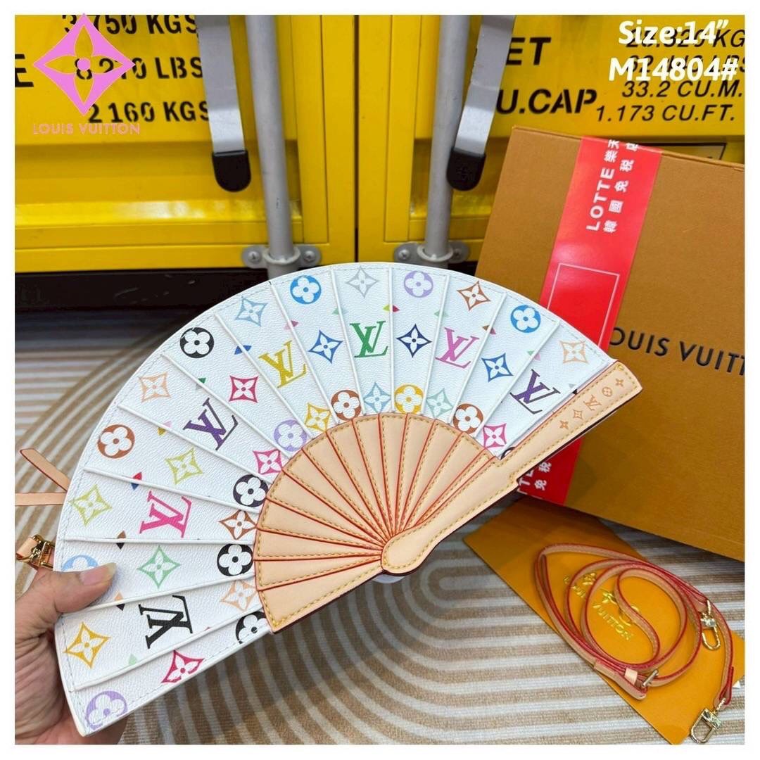 LV Fan Clutch Bag Monogram Flower กระเป๋าทรงคลัชรูปทรงคล้ายพัดพับได้ ดีไซน์น่ารักสดใส ใหม่ล่าสุด โดดเด่นไม่เหมือนใคร