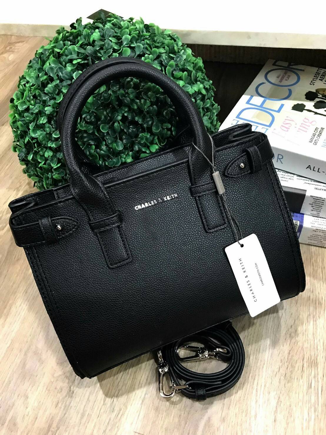 CHARLES & KEITH BASIC TOP HANDLE BAG กระเป๋าถือหรือสะพายรุ่นใหม่ชน shop ดีไซน์สวย อยู่ทรง ขนาดกำลังดี น้ำหนักเบา ด้านหน้าประดับโลโก้แบรนด์ เปิดปิดด้วยซิปสะดวกใช้ ด้านข้างมีสายรัดปรับทรงกระเป๋าค่ะ ภายในมีช่องซิป ใส่กระป๋าสตางค์ใบยาว mini iPad ได้ค่ะ มีหมุด