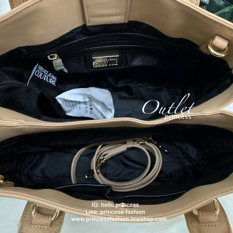 VERSACE JEANS COUTURE HAND BAG 2019 กระเป๋าถือ//สะพายข้างได้ วัสดุหนังเรียบ ผิวลื่น น้ำหนักเบา ด้านหน้ามีโลโก้แบรนด์หรู เปิดปิดปากกระเป๋าแบบกระดุมแม่เหล็ก แบ่งเป็น2ช่องใหญ่ใส่ของนะค่ะ แต่ละช่องกว้างมากทีเดียว มีช่องซิปและช่องเล็กใส่จองจุกจิกค่ะ มาพร้อมสาย