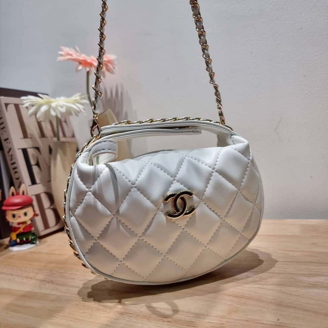 Chanel Pouch Hot item 2023 กระเป๋าสะพายกึ่งพอช ใบเล็กน่ารักน่าใช้ ถือไปไหนก็อัพลุคปัง วัสดุหนังแกะ สัมผัสนิ่มมือ หูจับในตัว ปรับได้อีกเล็กน้อย มาพร้อมสายสะพายโซ่