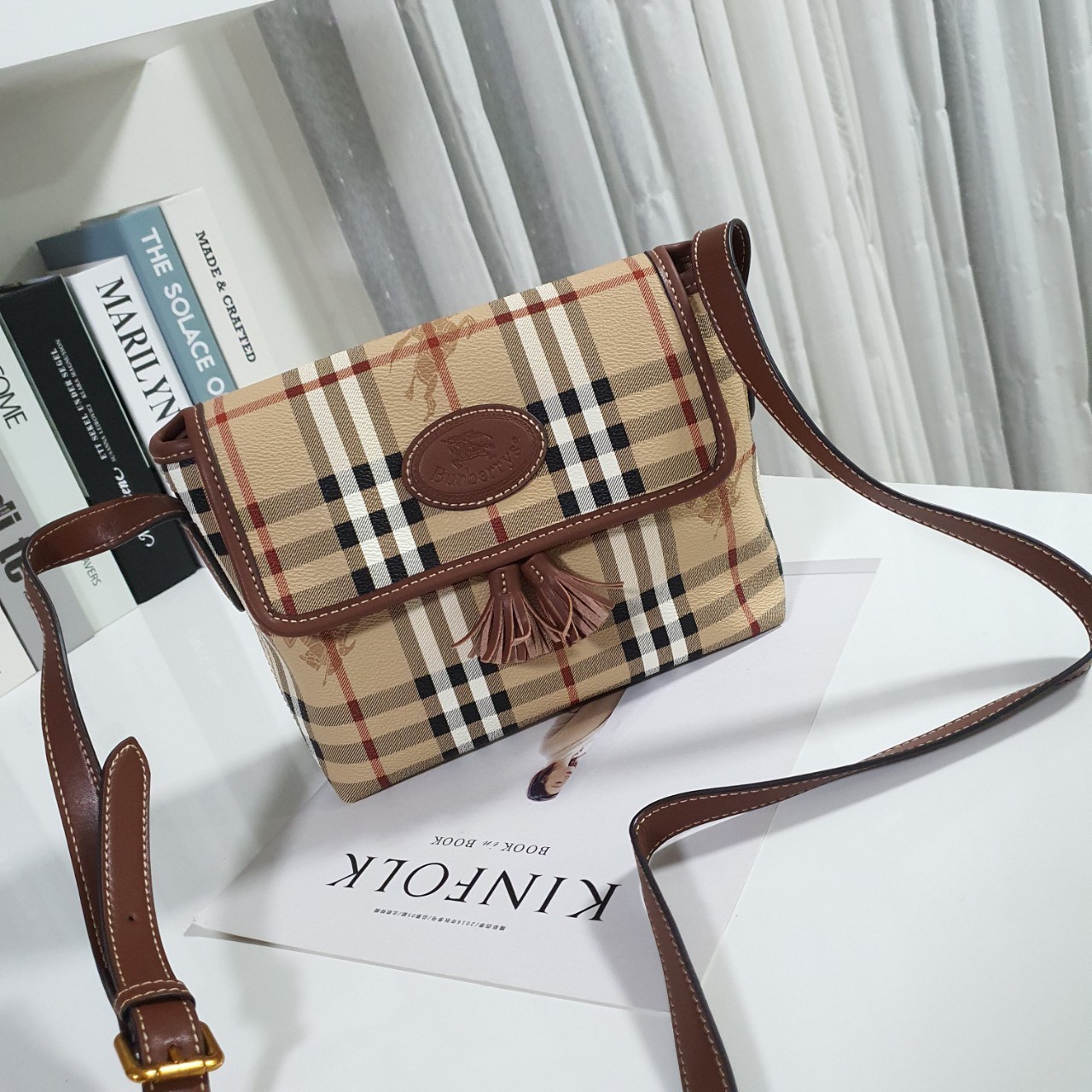 พรีเมี่ยมกิ๊ฟแท้ 100% 】BURBERRY CROSSBODY VINTAGE BAG VIP GIFT WITH PURCHASE (GWP) พรีเมี่ยมกิ๊ฟ Limited Edition จากBURBERRY วัสดุหนังPVC สวยอยู่ทรง เปิดปิดด้วยฝาปิดกระดุมแม่เหล็กประดับริบบิ้นพู่