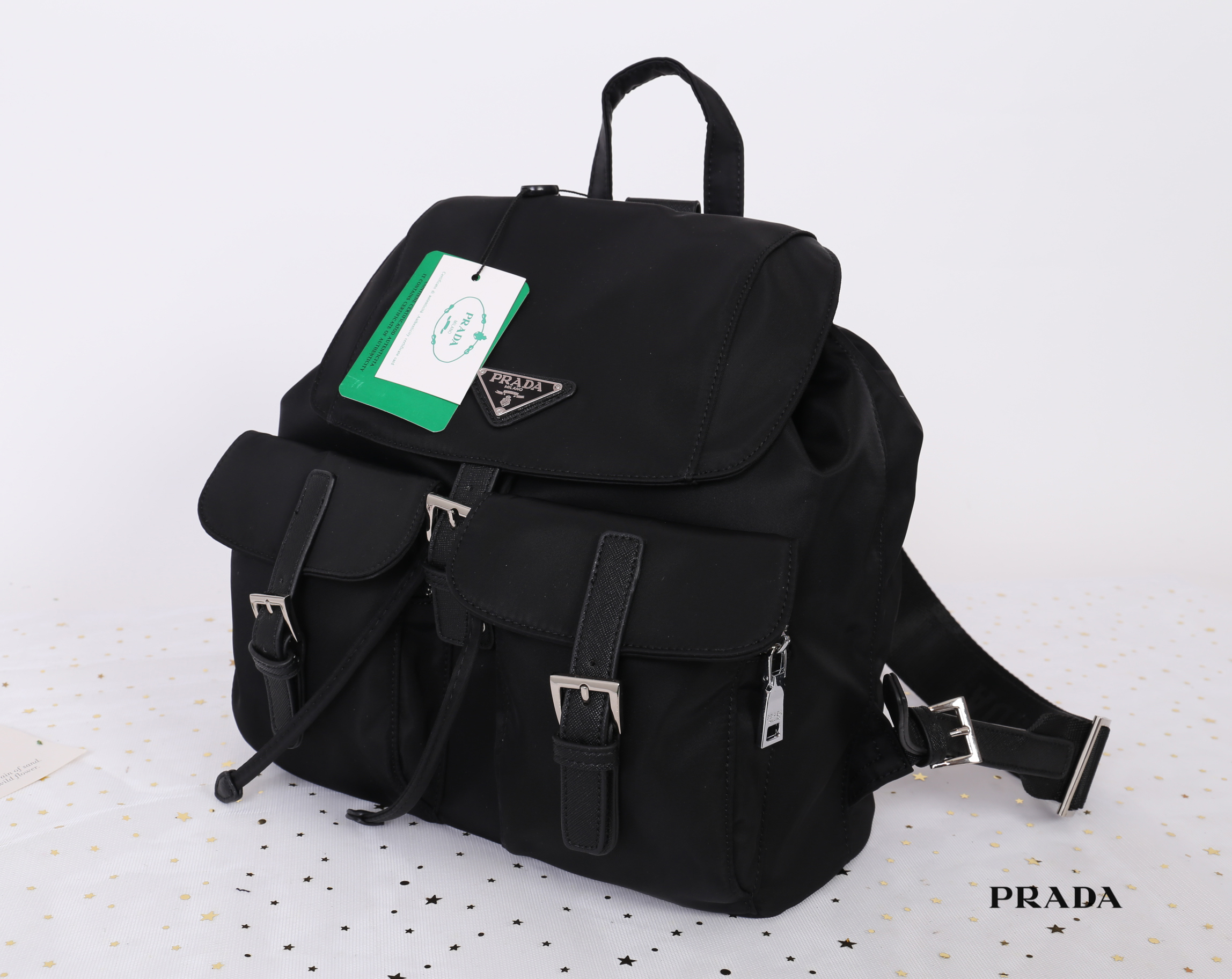 PRADA premium gift Nylon Backpack With Pocket วัสดุผ้าไนล่อนกันน้ำเนื้อหนาอย่างดี ใบนี้ ดีไซต์สวยเก๋ งานดีมากๆ อะไหล่แบรนด์ทุกจุด ใบนี้เก๋ตรงที่ เป็นเป้แบบหูรูด ทรงสวยน่ารัก แถมยังมีเปิดปิดด้วยกระดุมแม่เหล็กและแต่งด้วยเข็มขัดปรับได้ด้วย ด้านหน้ามีกระเป๋าอ